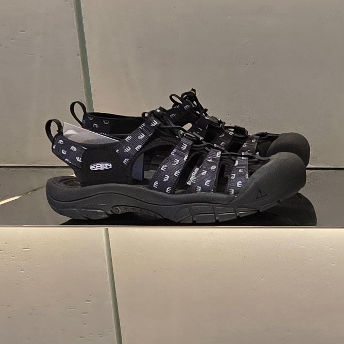 Keen X Etudes Studio Newport Retro Sandal Men Black/Black 착용 스타일