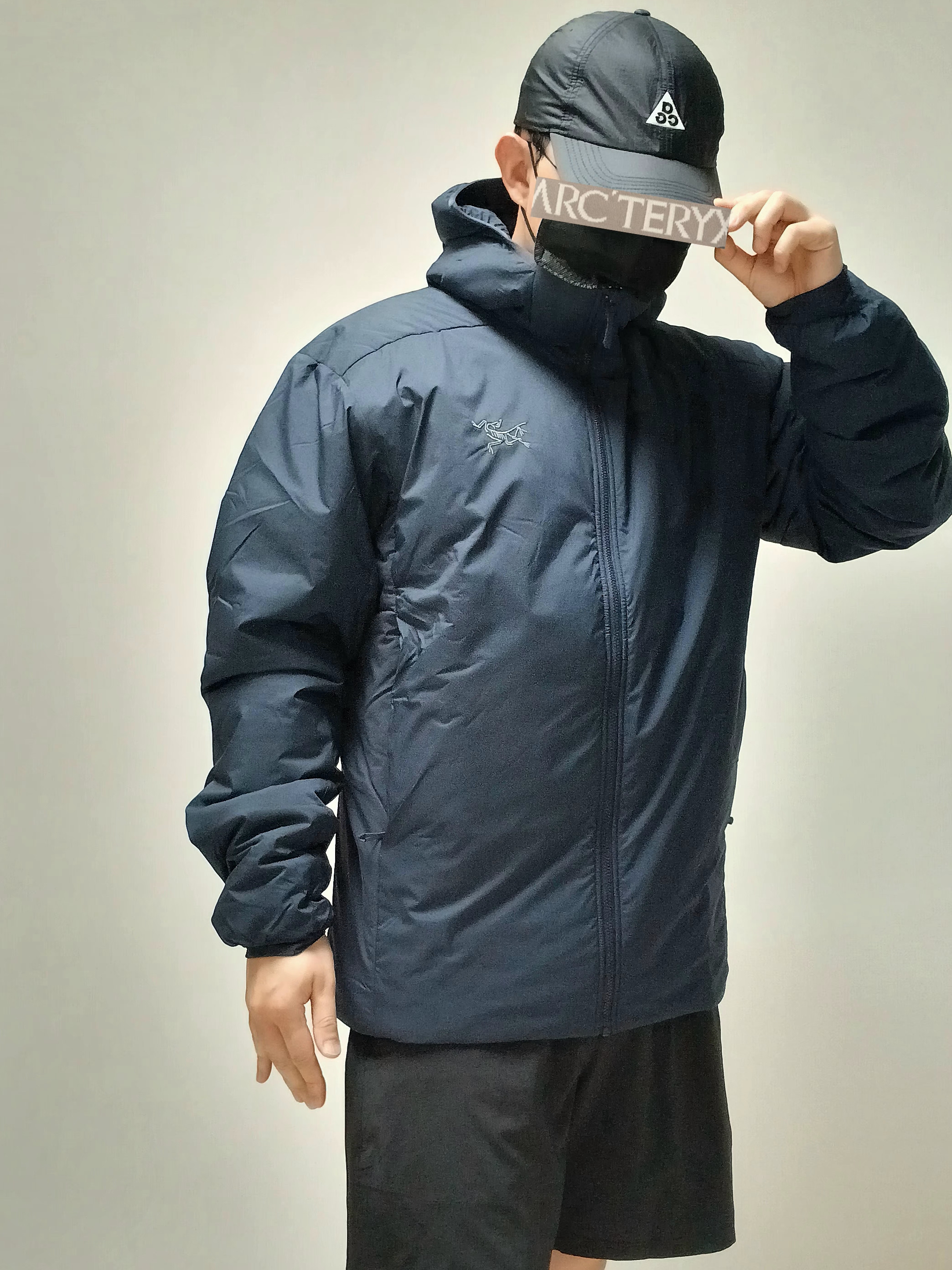 Nike ACG Trail Cap Black, Arc'teryx Atom SV Hoody Black Sapphire 착용 스타일 - 3