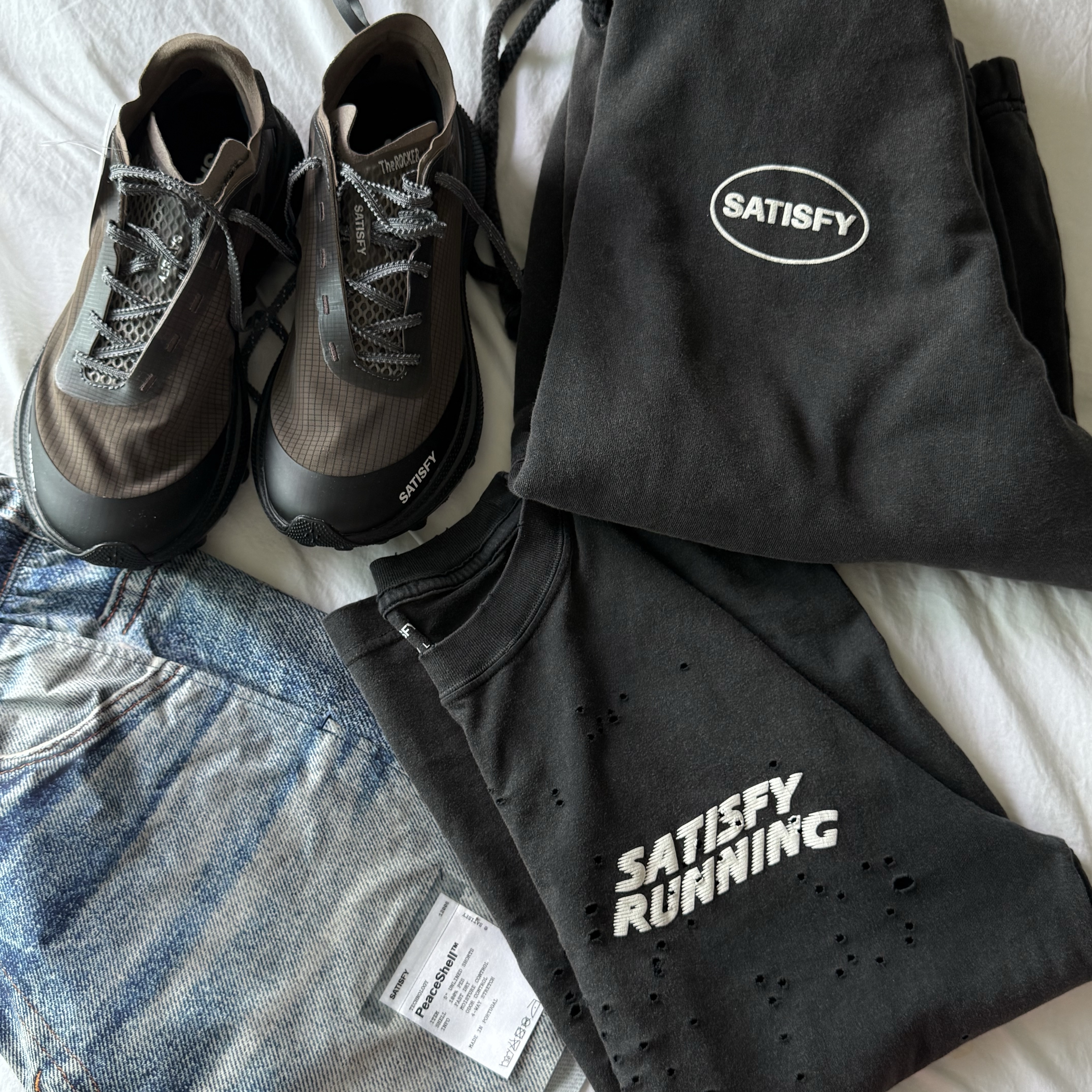 Satisfy Peaceshell 5 Inch Unlined Shorts Digital Denim, Satisfy Mothtech T-Shirt Aged Black 착용 스타일