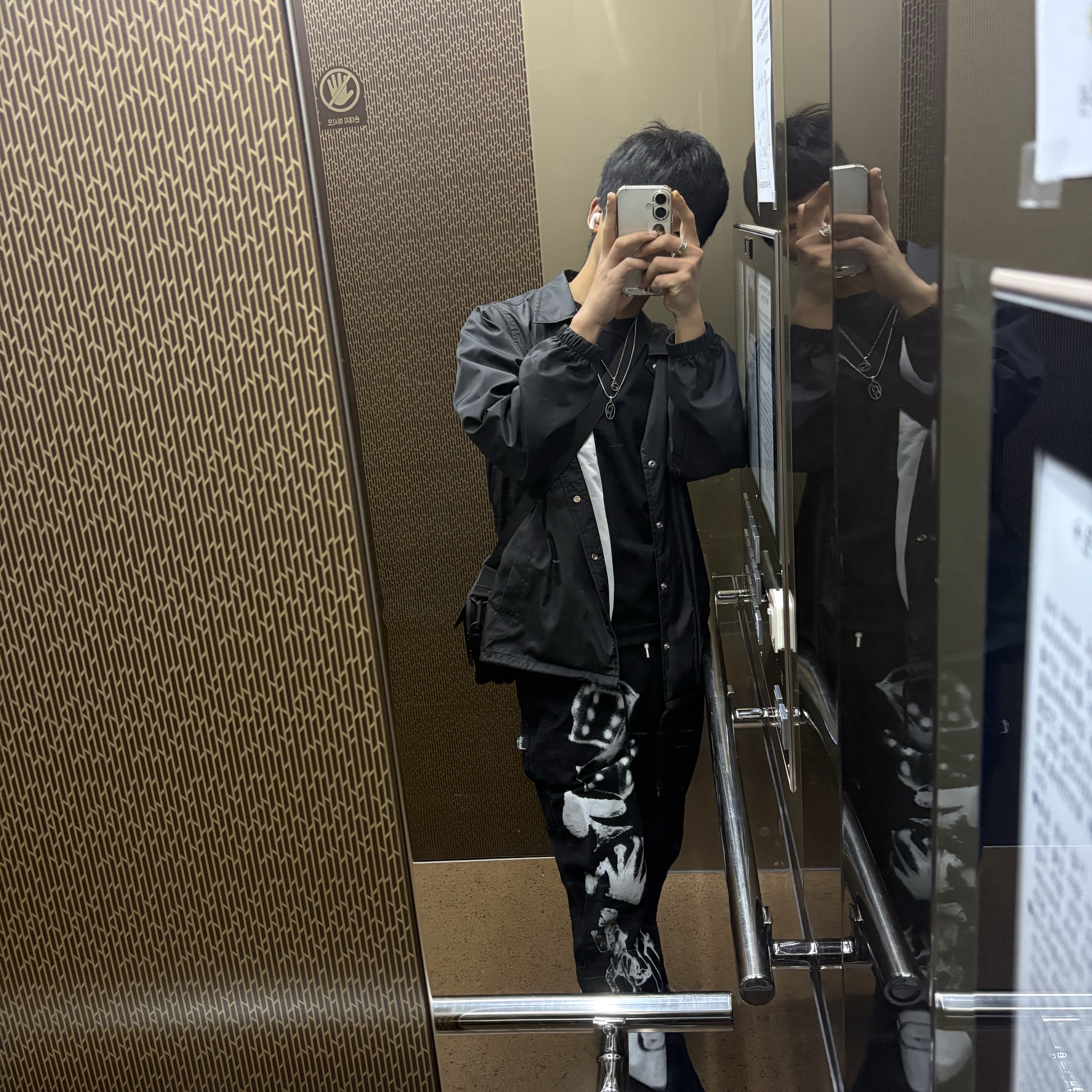 CDG Logo Coach Jacket Black, Stussy Airbrush Icon Beach Pants Black 착용 스타일