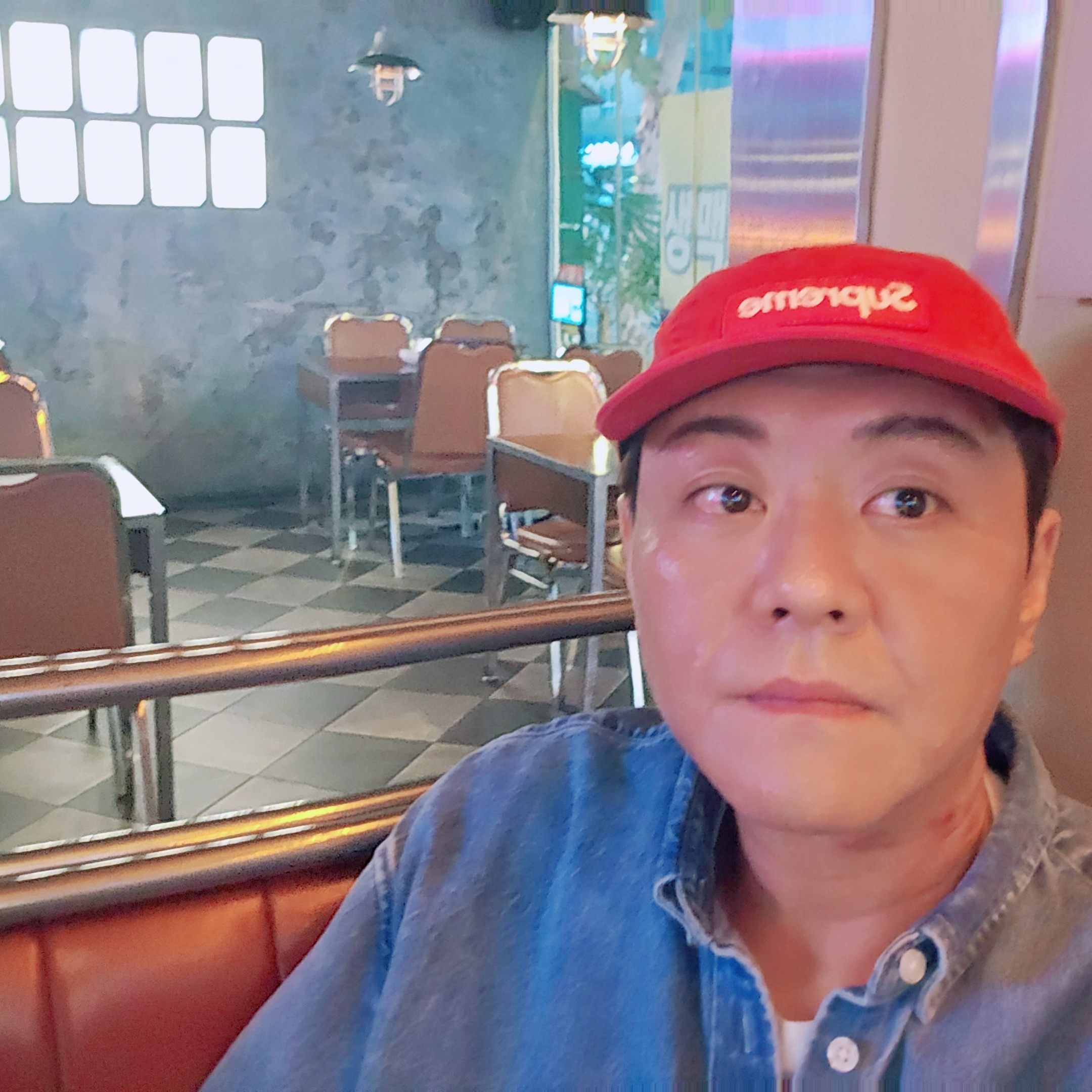 Supreme Washed Chino Twill Camp Cap Red - 25SS, Supreme Small Box Denim Shirt Washed Indigo - 25SS 착용 스타일 - 1