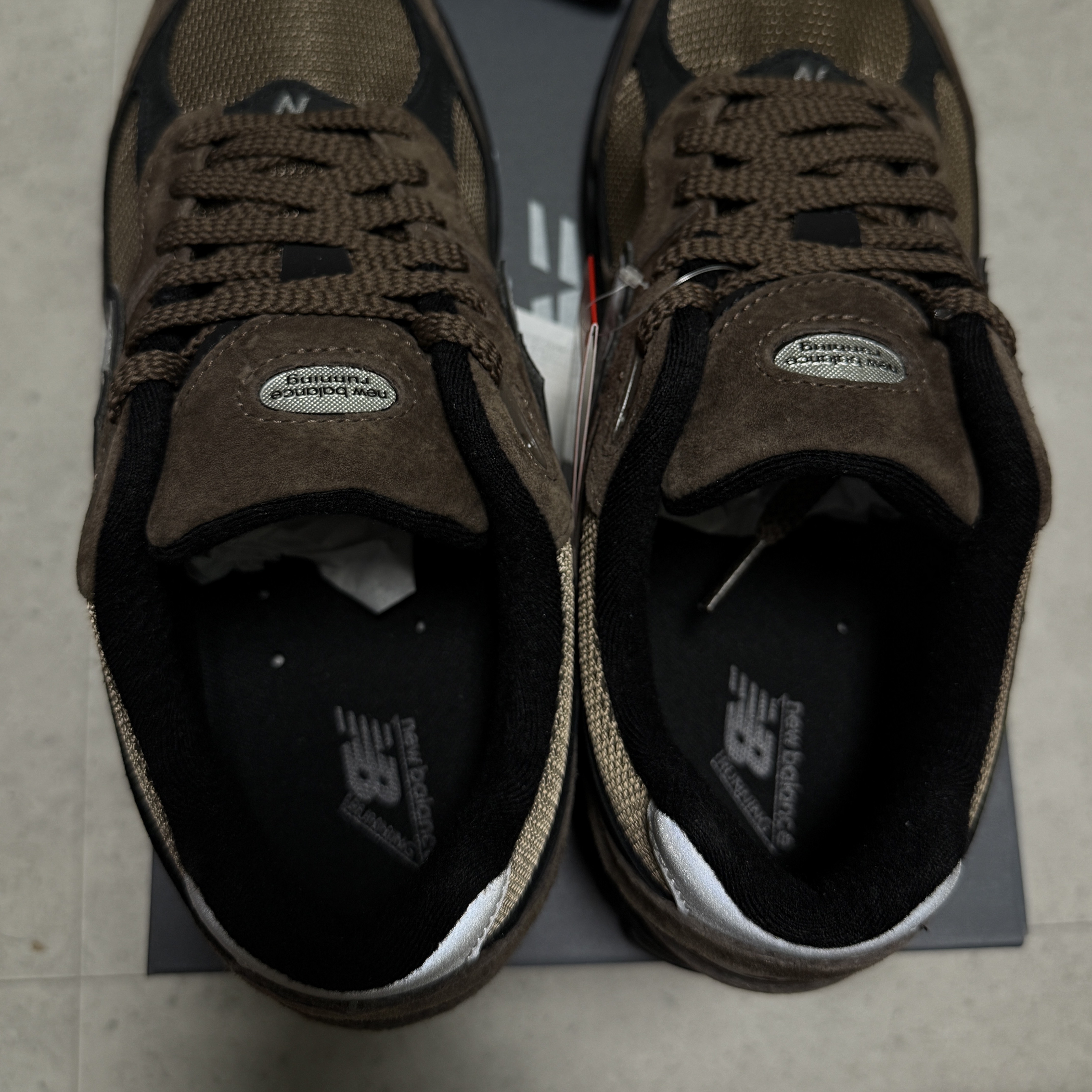 New Balance 2002R Brown Black 착용 스타일 - 5