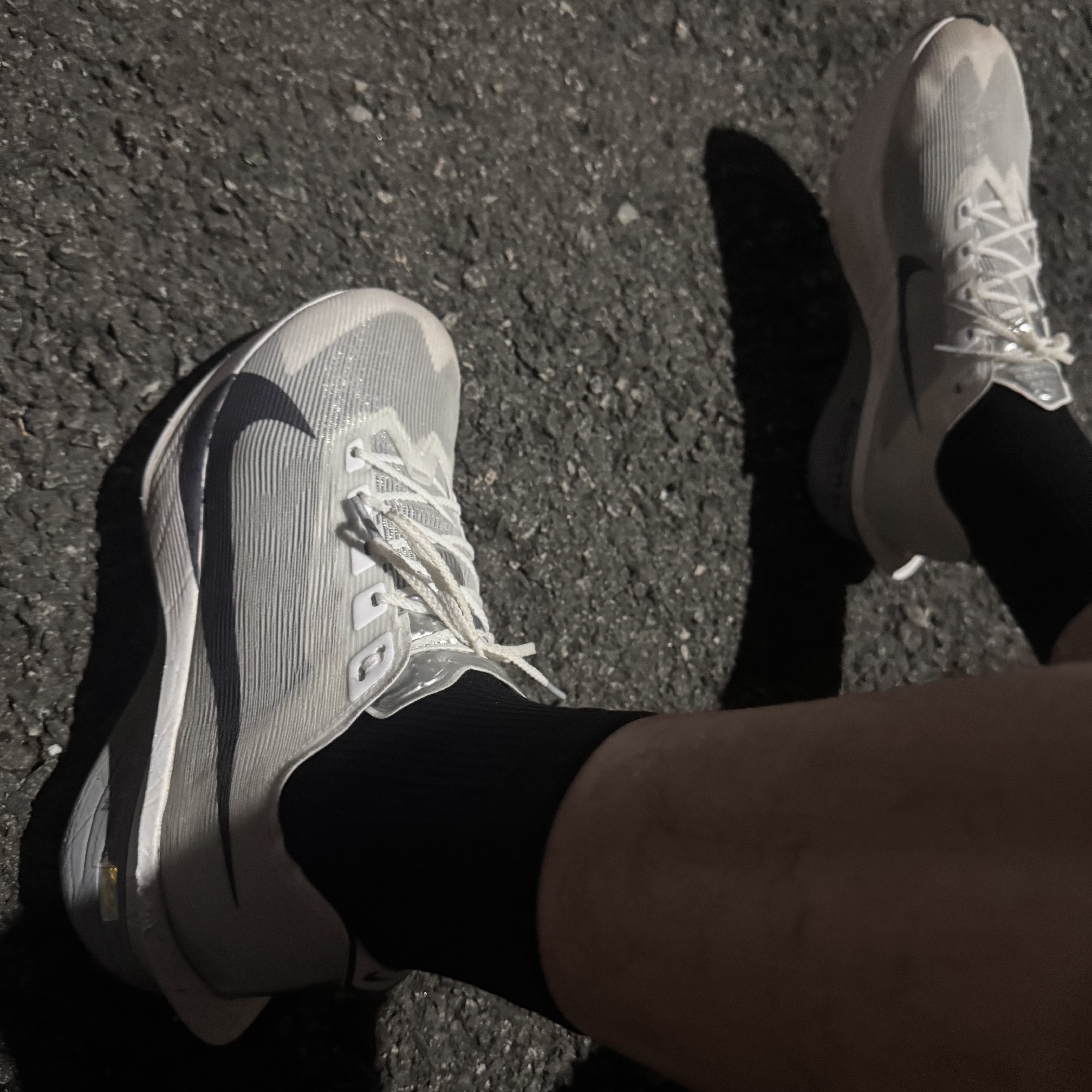 Nike ZoomX Vaporfly Next% 4 White Gridiron 착용 스타일