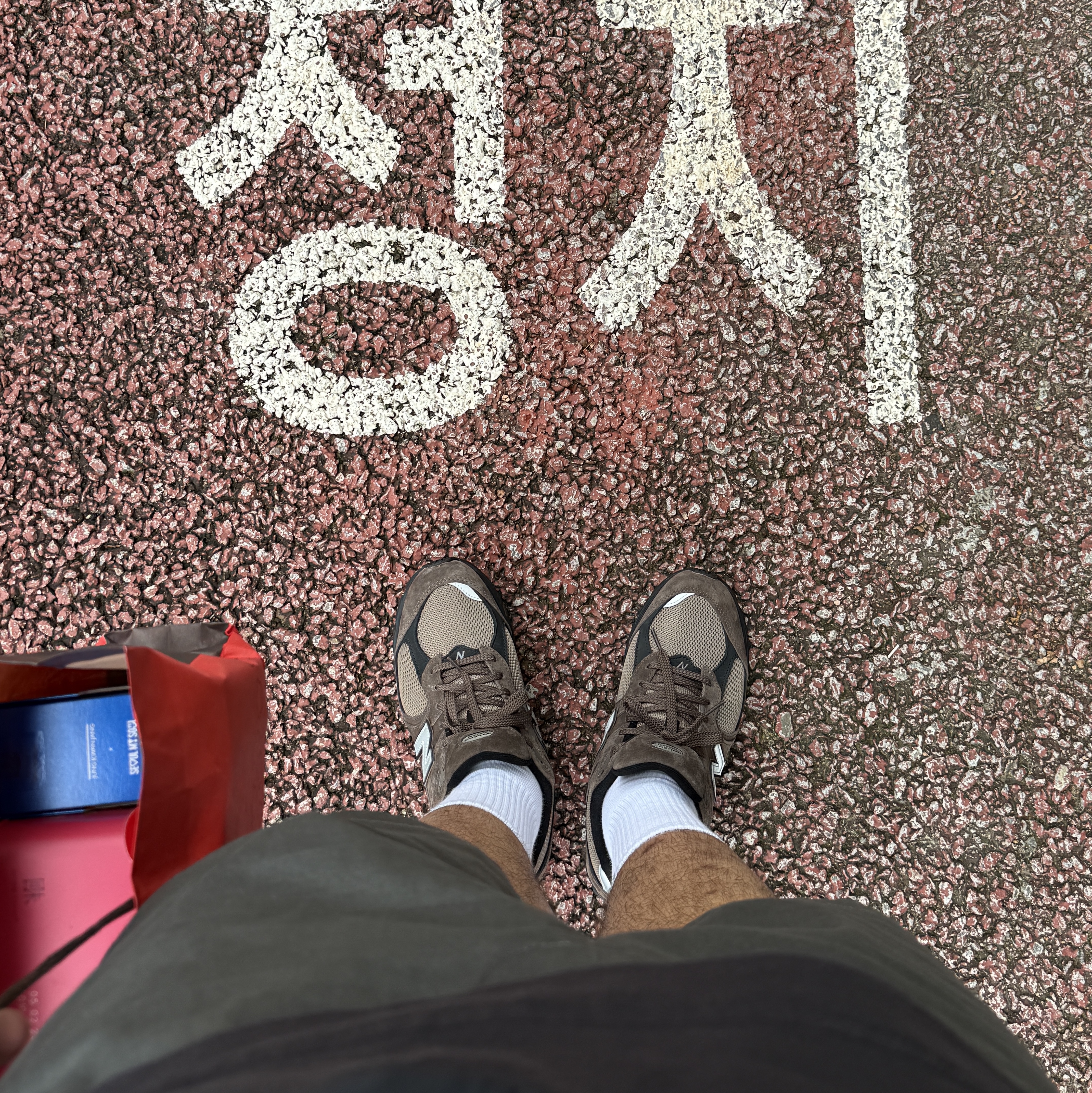 New Balance 2002R Brown Black 착용 스타일 - 9