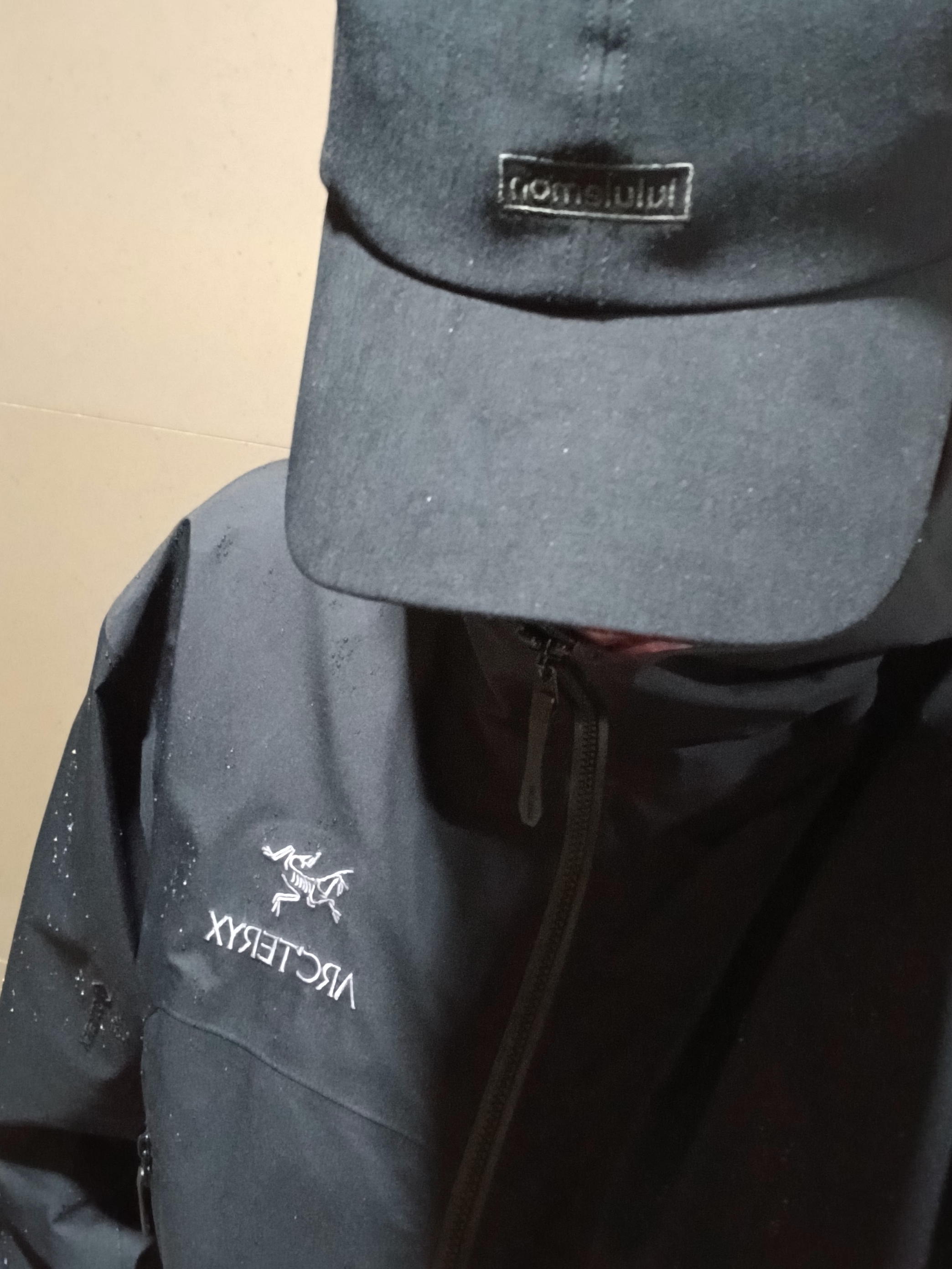 Arc'teryx Beta Jacket Black, (W) Lululemon Soft Embroidered Baller Hat Black 착용 스타일 - 3