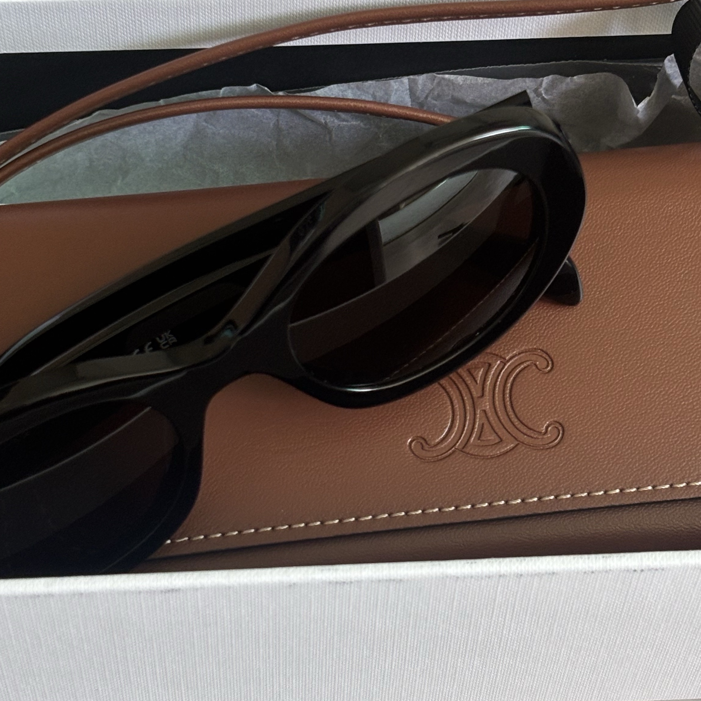 (W) Celine Triomphe 01 Sunglasses in Acetate Black 착용 스타일