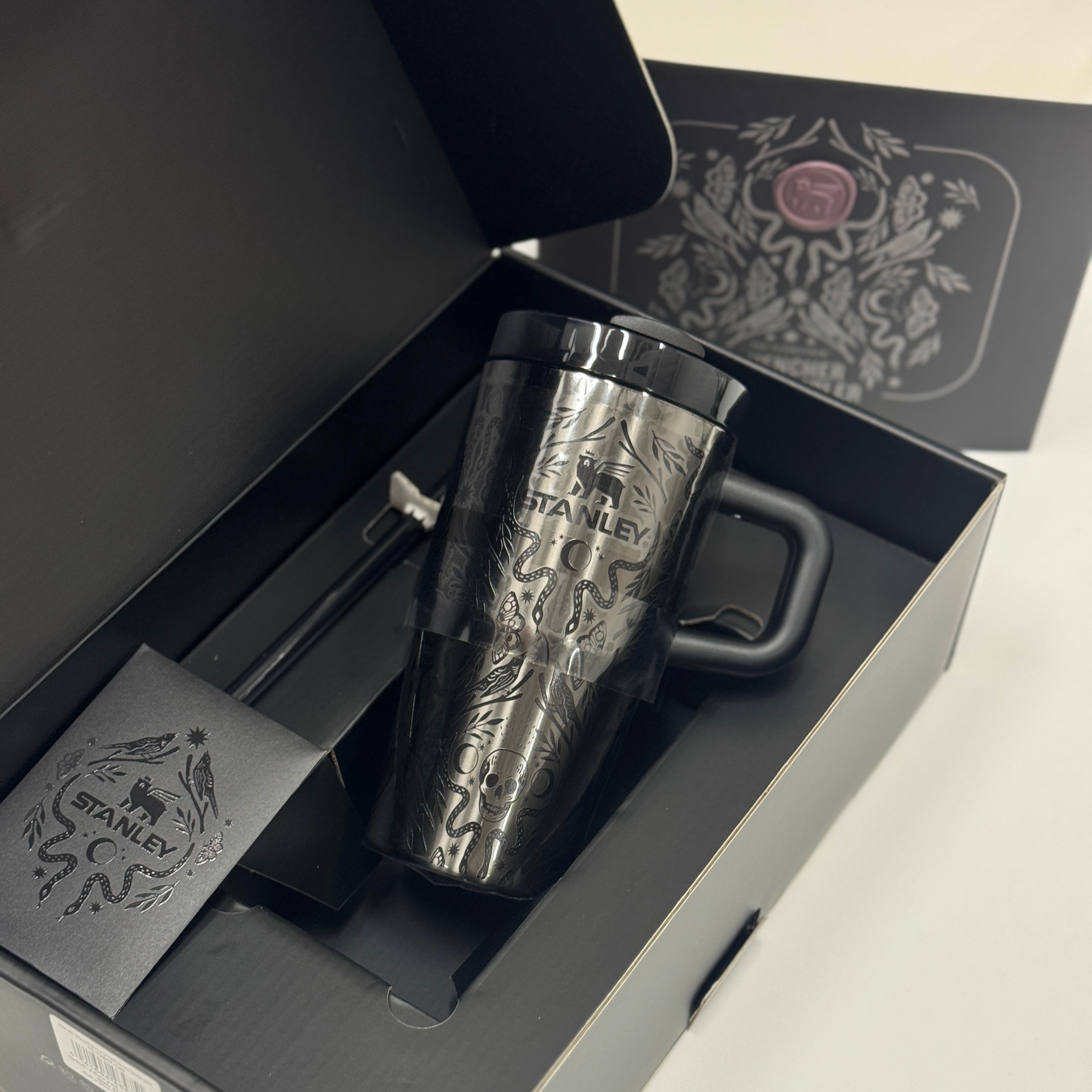 Stanley The Halloween Quencher H2.0 Flowstate Tumbler 591ml Deadly Damask 착용 스타일 - 1