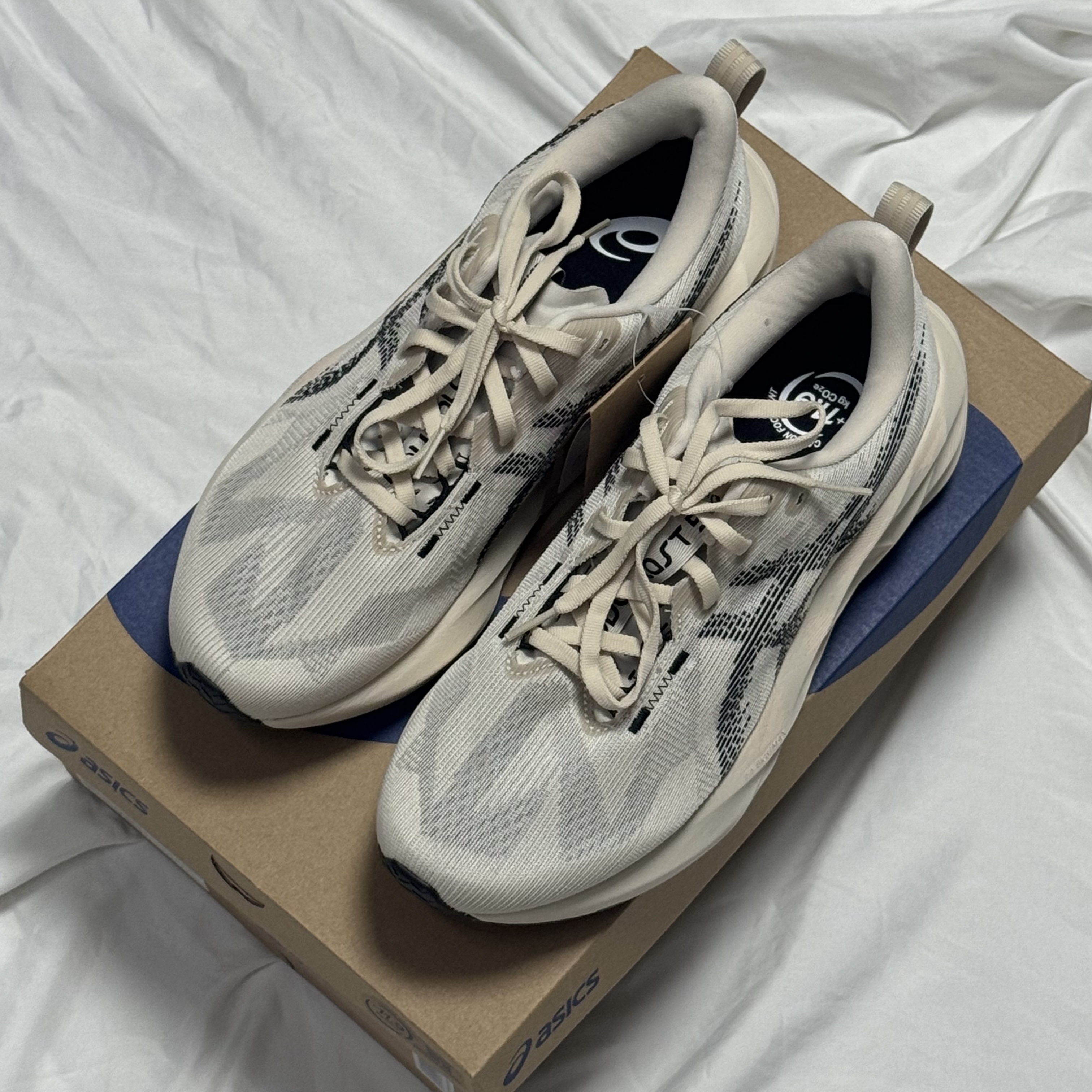Asics Novablast 5 Oatmeal Black - D Standard 착용 스타일 - 1