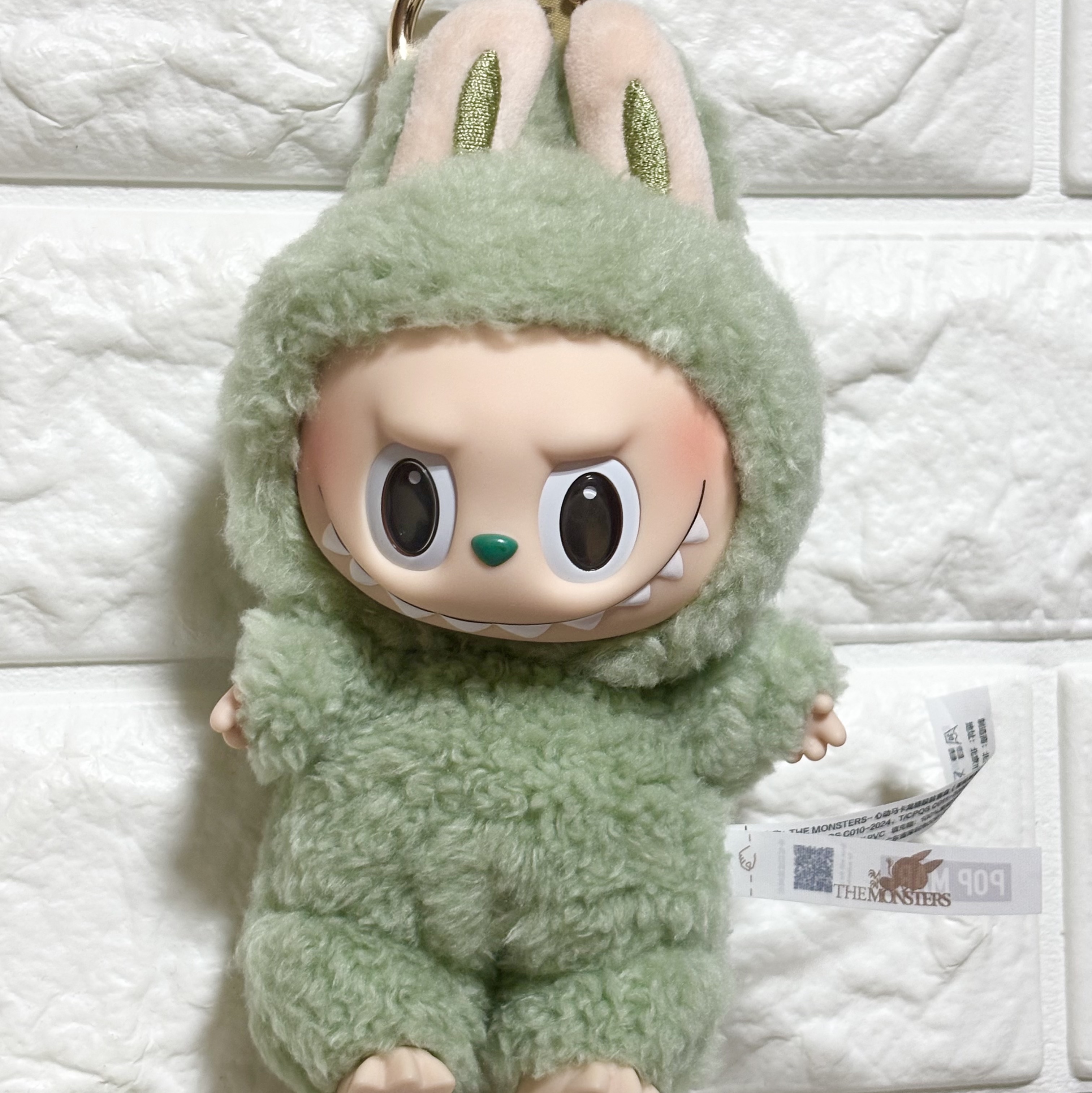 Pop Mart Labubu The Monsters Labubu Tasty Macarons Series Green Grape Keyring 착용 스타일