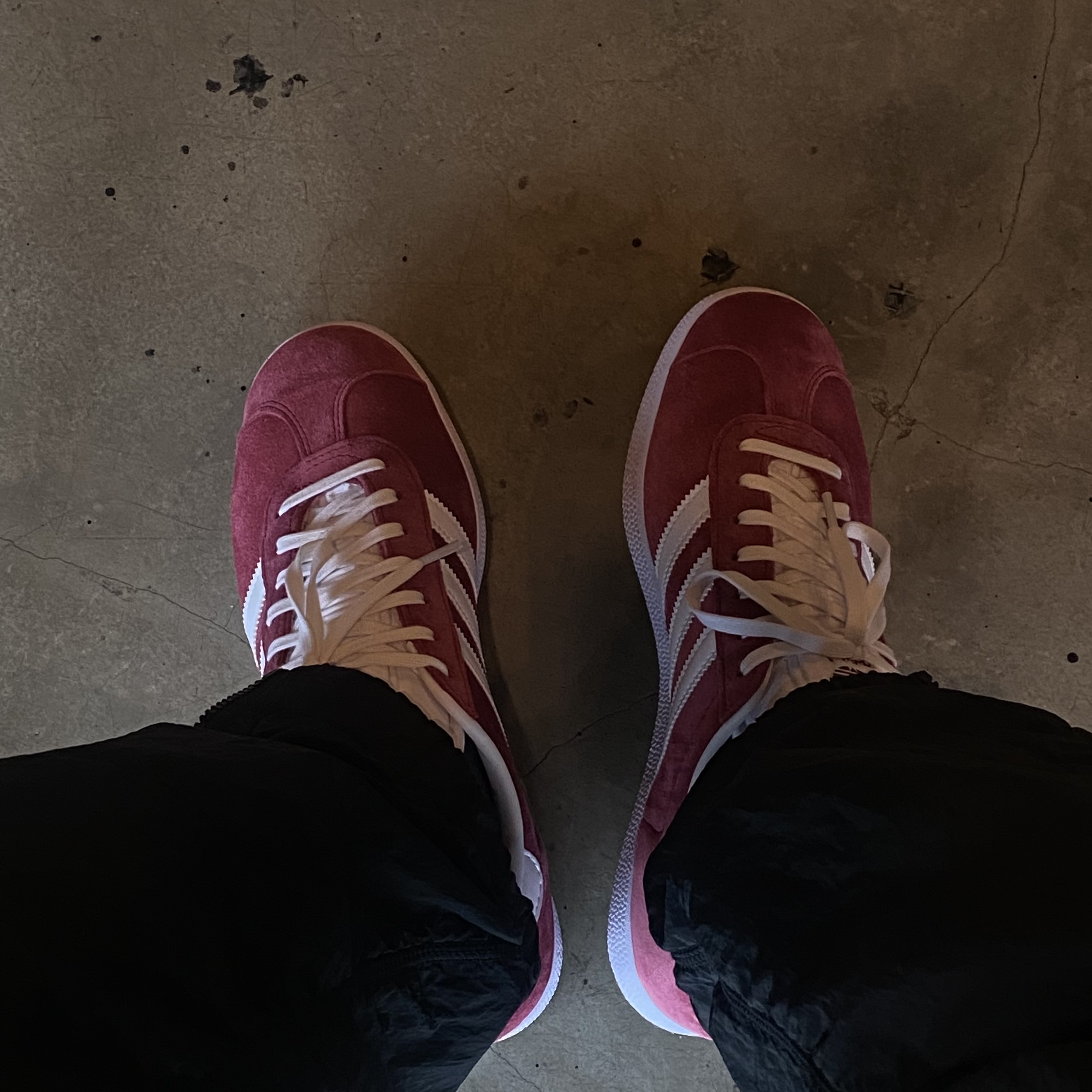 Adidas Gazelle Collegiate Burgundy 착용 스타일