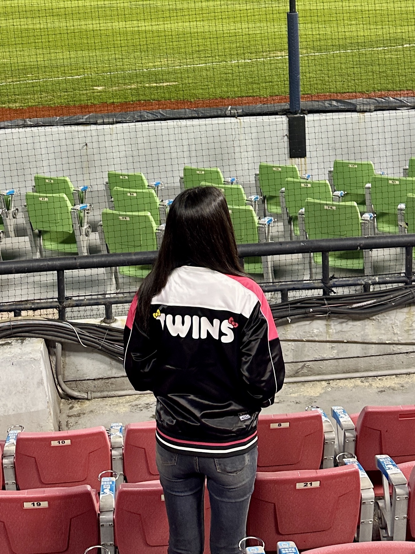 LG Twins x Hello Kitty Logo Jacket Black, Nike Air Force 1 '07 Low White 착용 스타일 - 2
