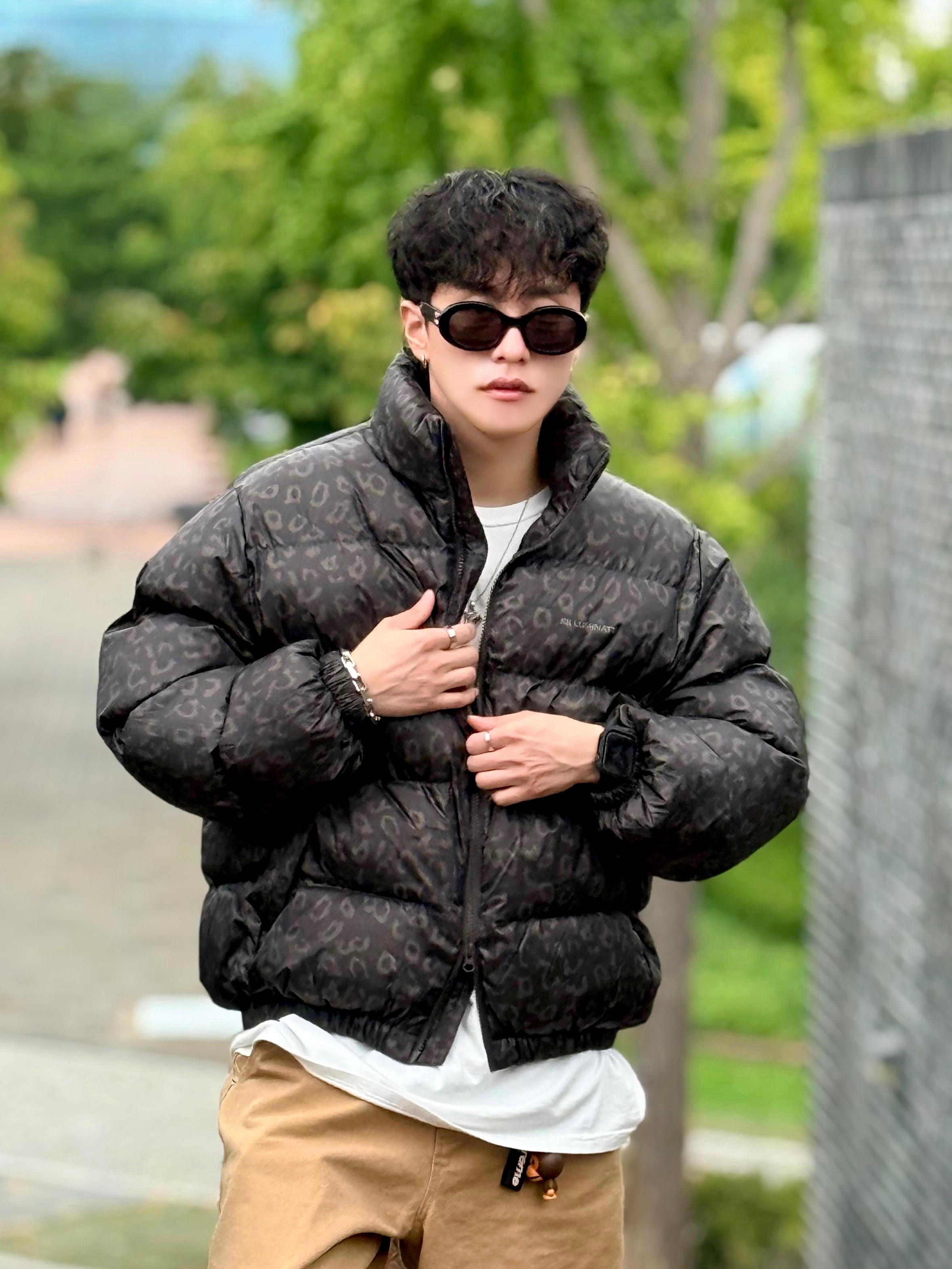 (W) Celine Triomphe 01 Sunglasses in Acetate Black, Louis Vuitton Monogram Chain Bracelet Silver 착용 스타일 - 4
