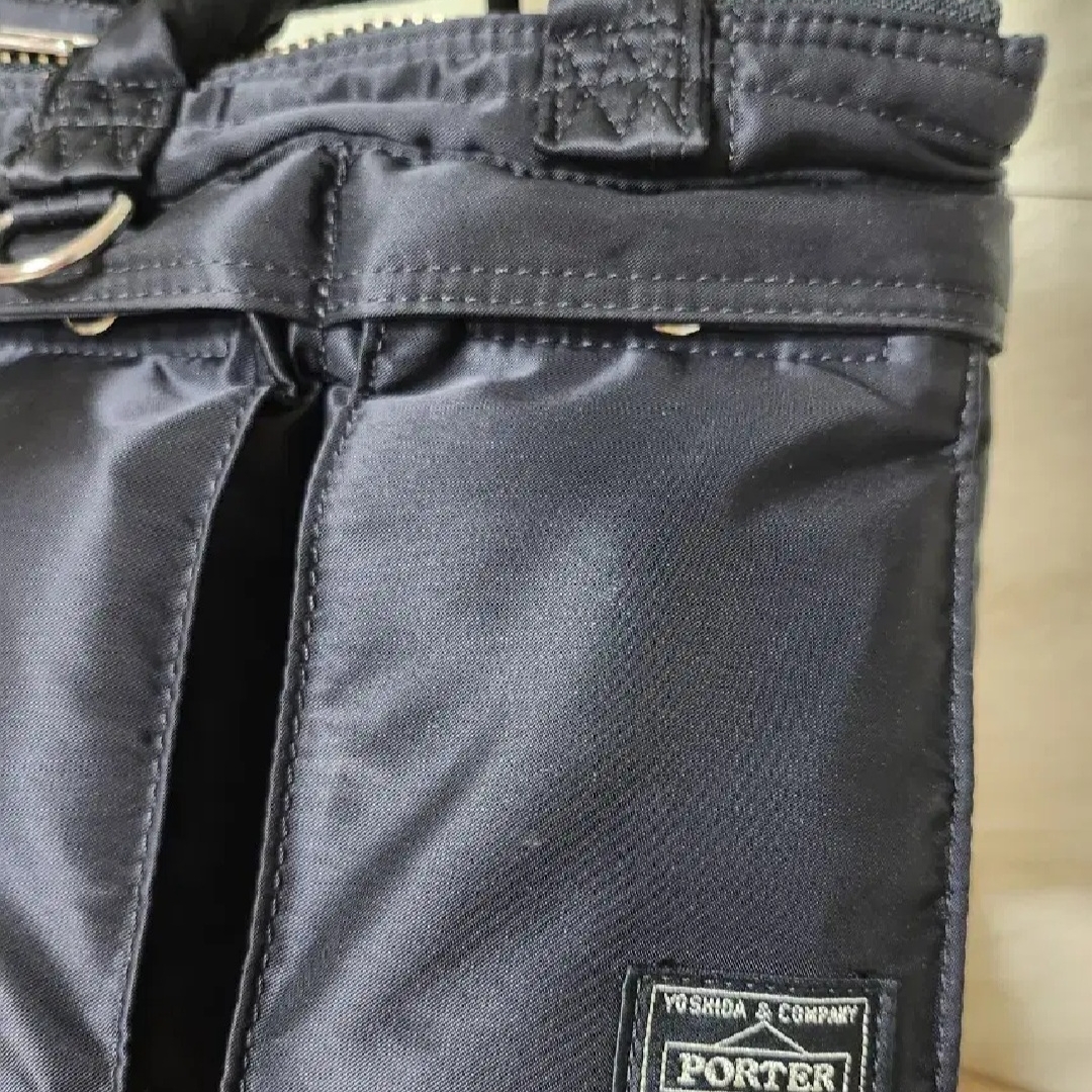 Porter x Comme des Garcons Tanker Helmet Bag XS Black 착용 스타일 - 5