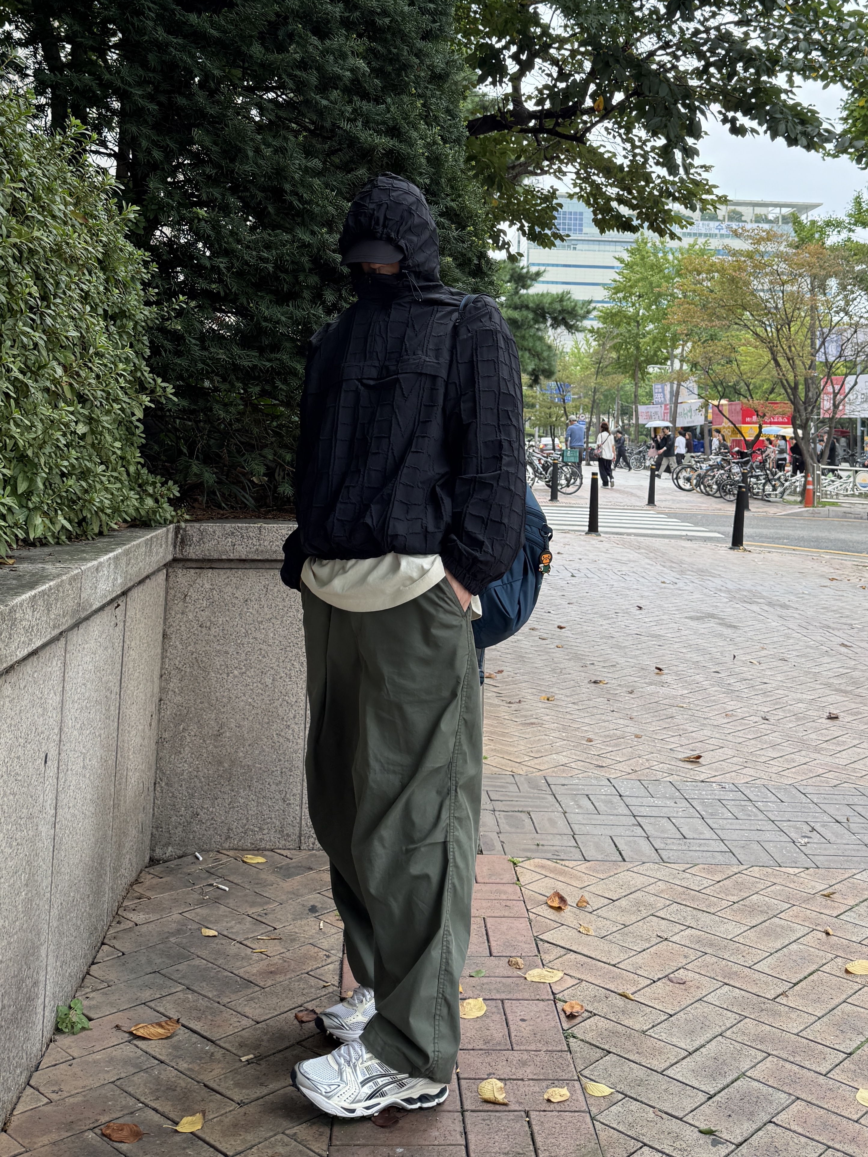 (W) Asics Gel-Kayano 14 White Midnight, Uniqlo C Wide Parachute Pants Olive - KR 착용 스타일 - 1