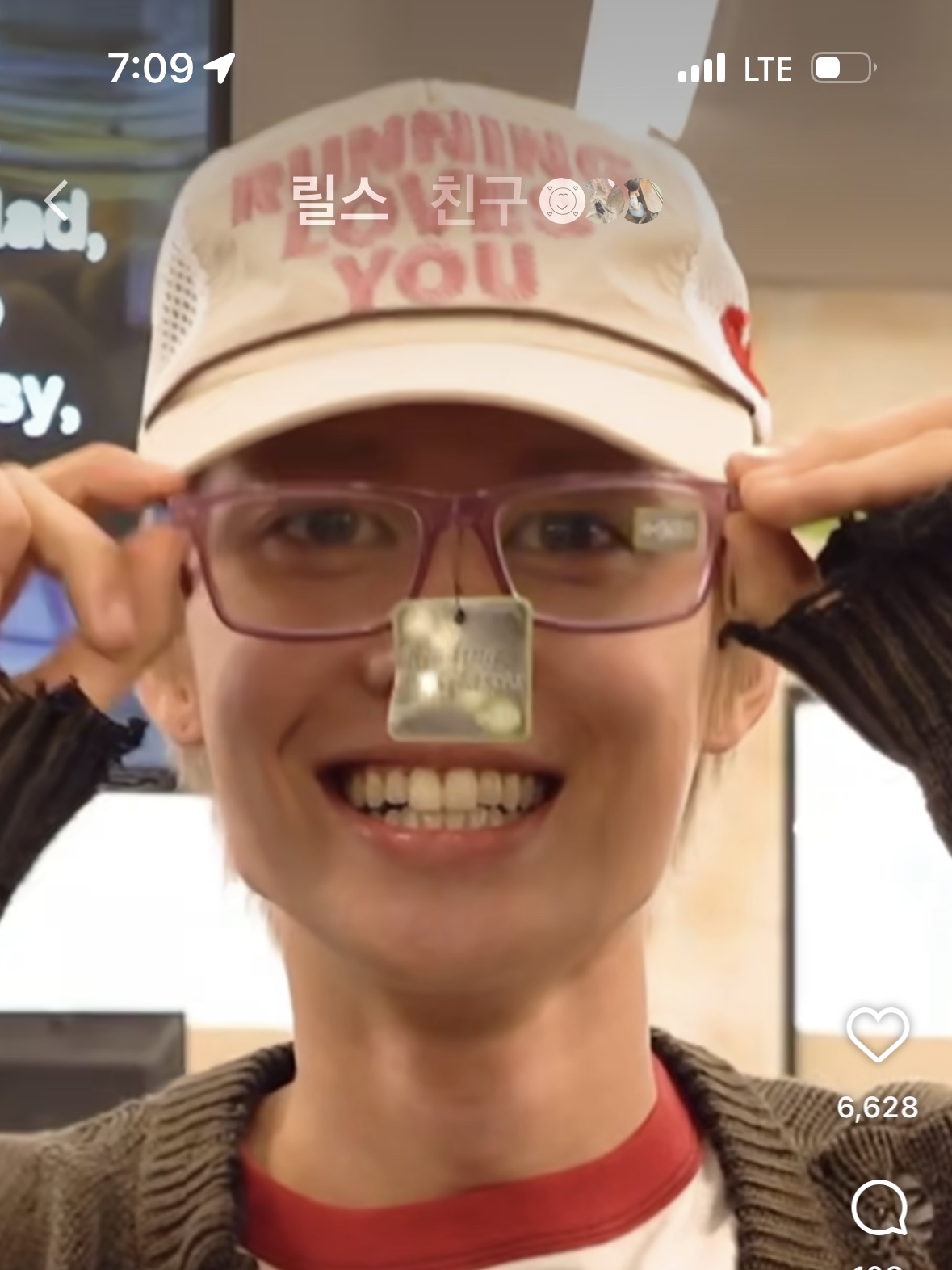 Alex Zono Running Loves You Trucker Hat OG Beige 착용 스타일 - 2