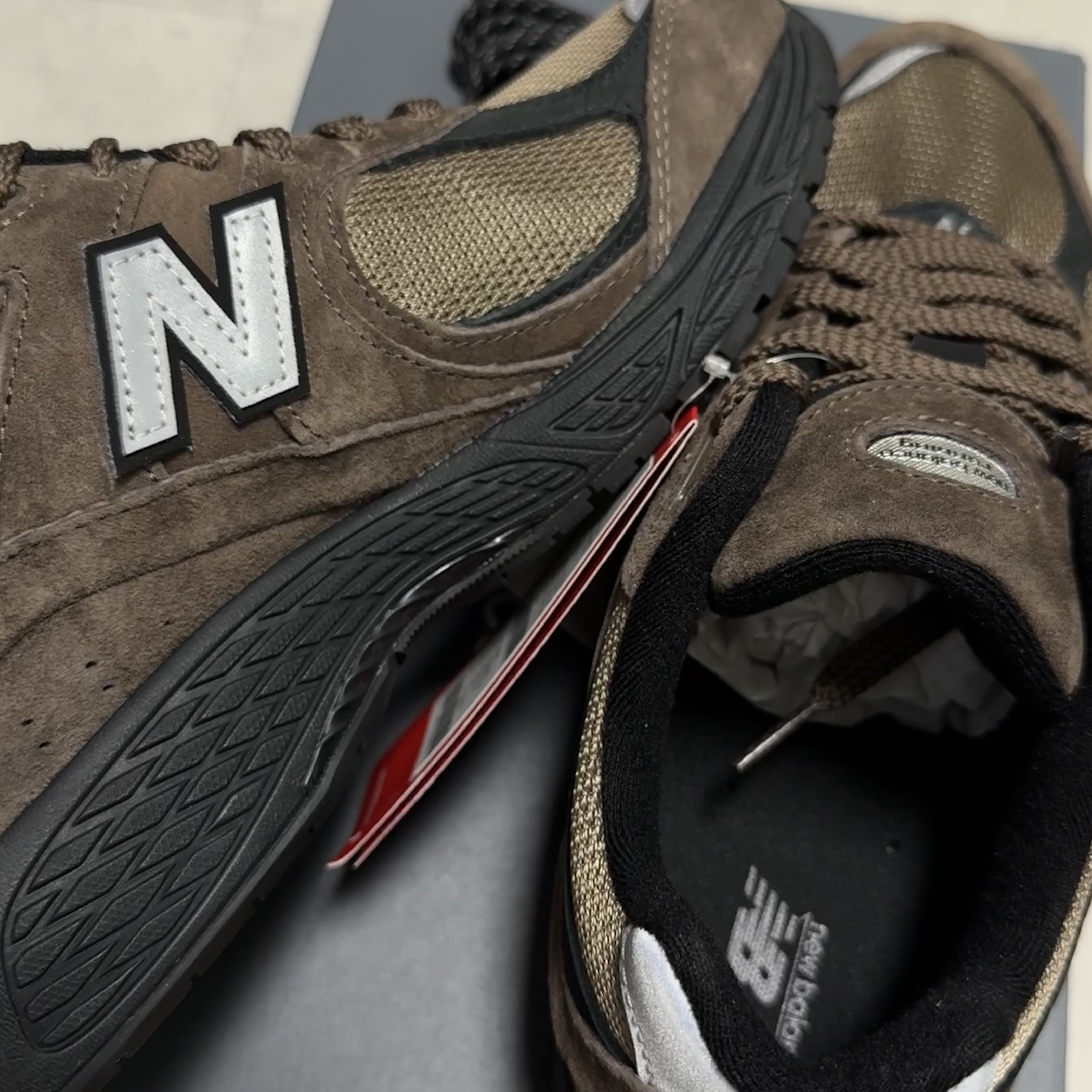 New Balance 2002R Brown Black 착용 스타일 - 3