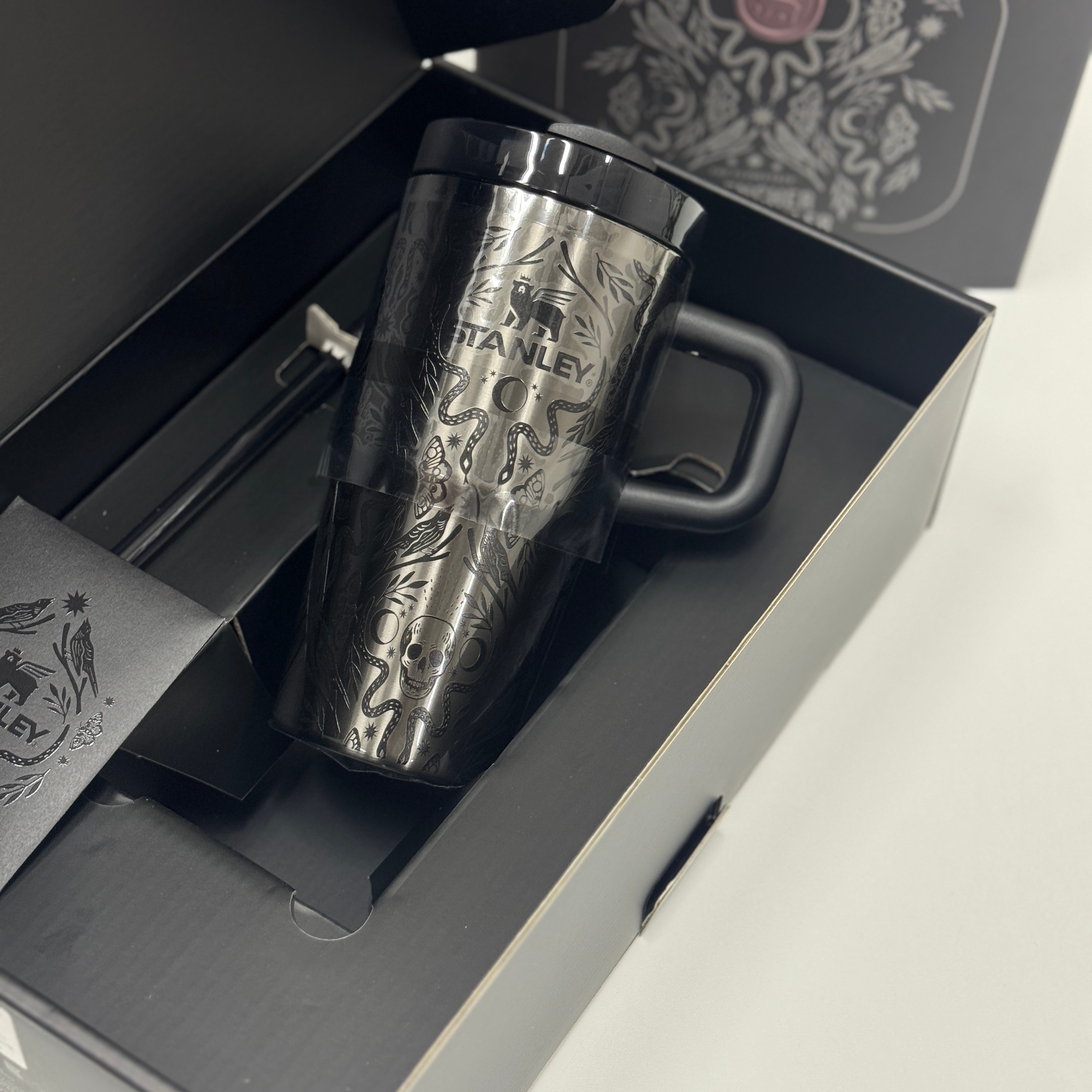 Stanley The Halloween Quencher H2.0 Flowstate Tumbler 591ml Deadly Damask 착용 스타일 - 3