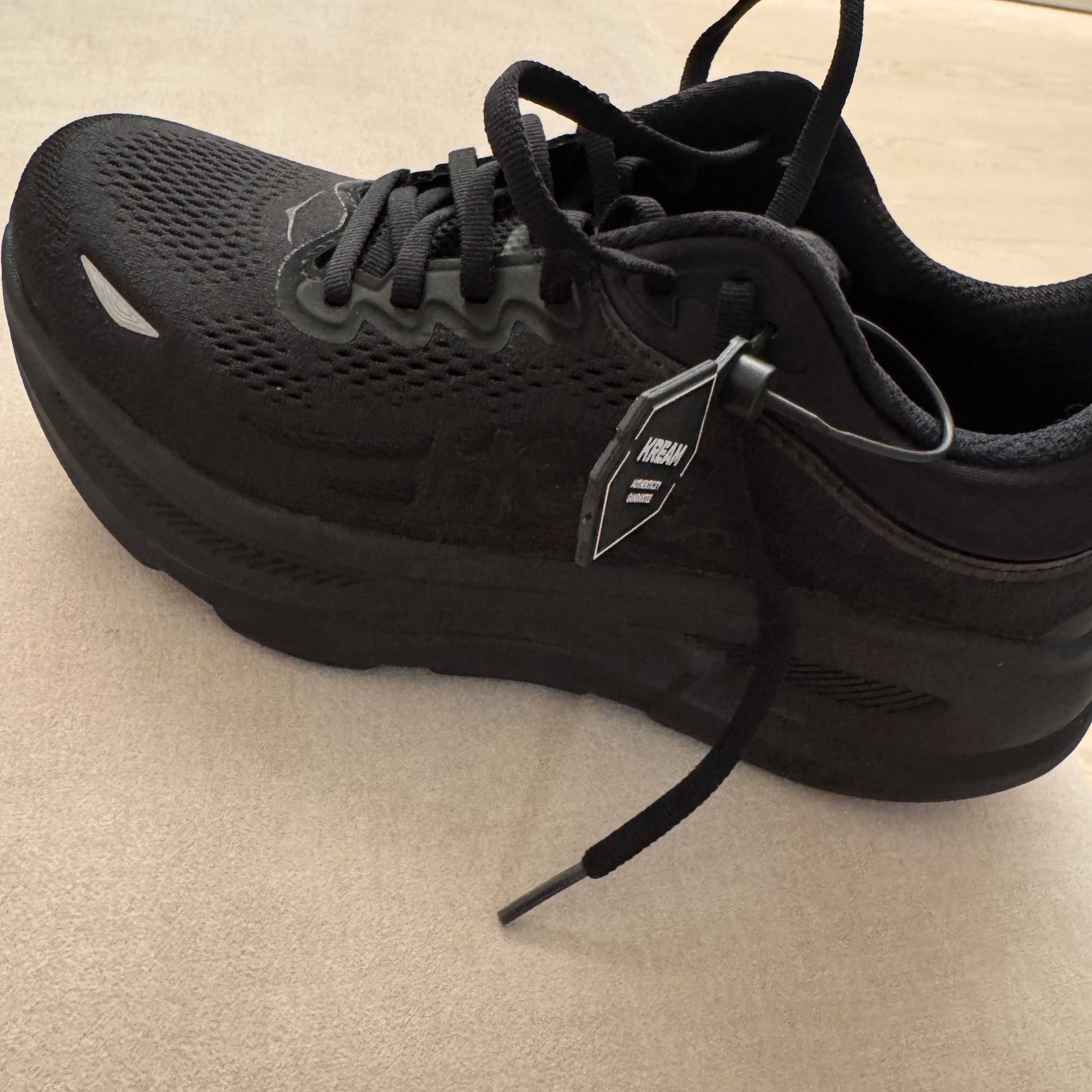 Hoka Bondi 9 Black - Wide 착용 스타일 - 1