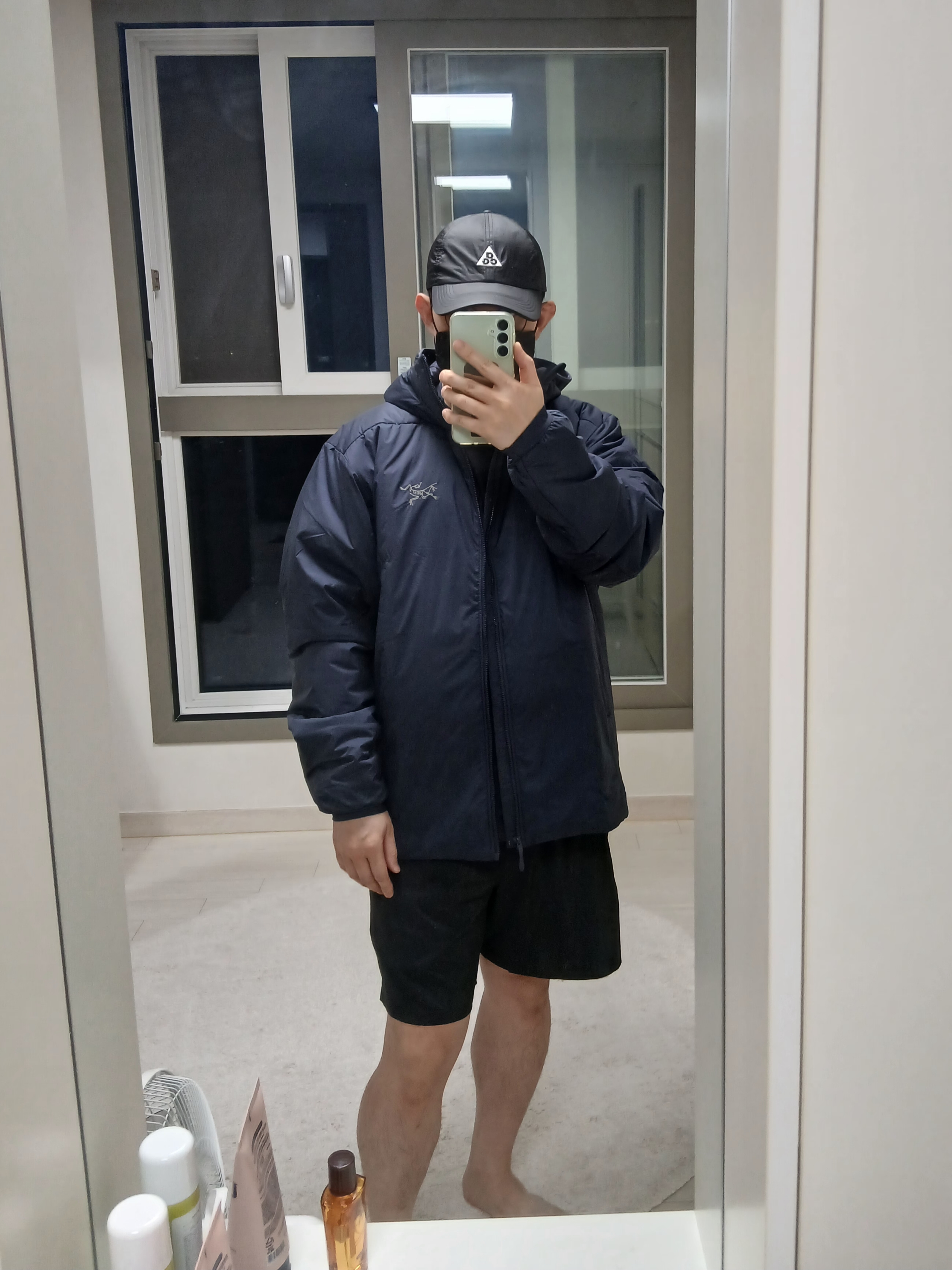 Nike ACG Trail Cap Black, Arc'teryx Atom SV Hoody Black Sapphire 착용 스타일 - 8