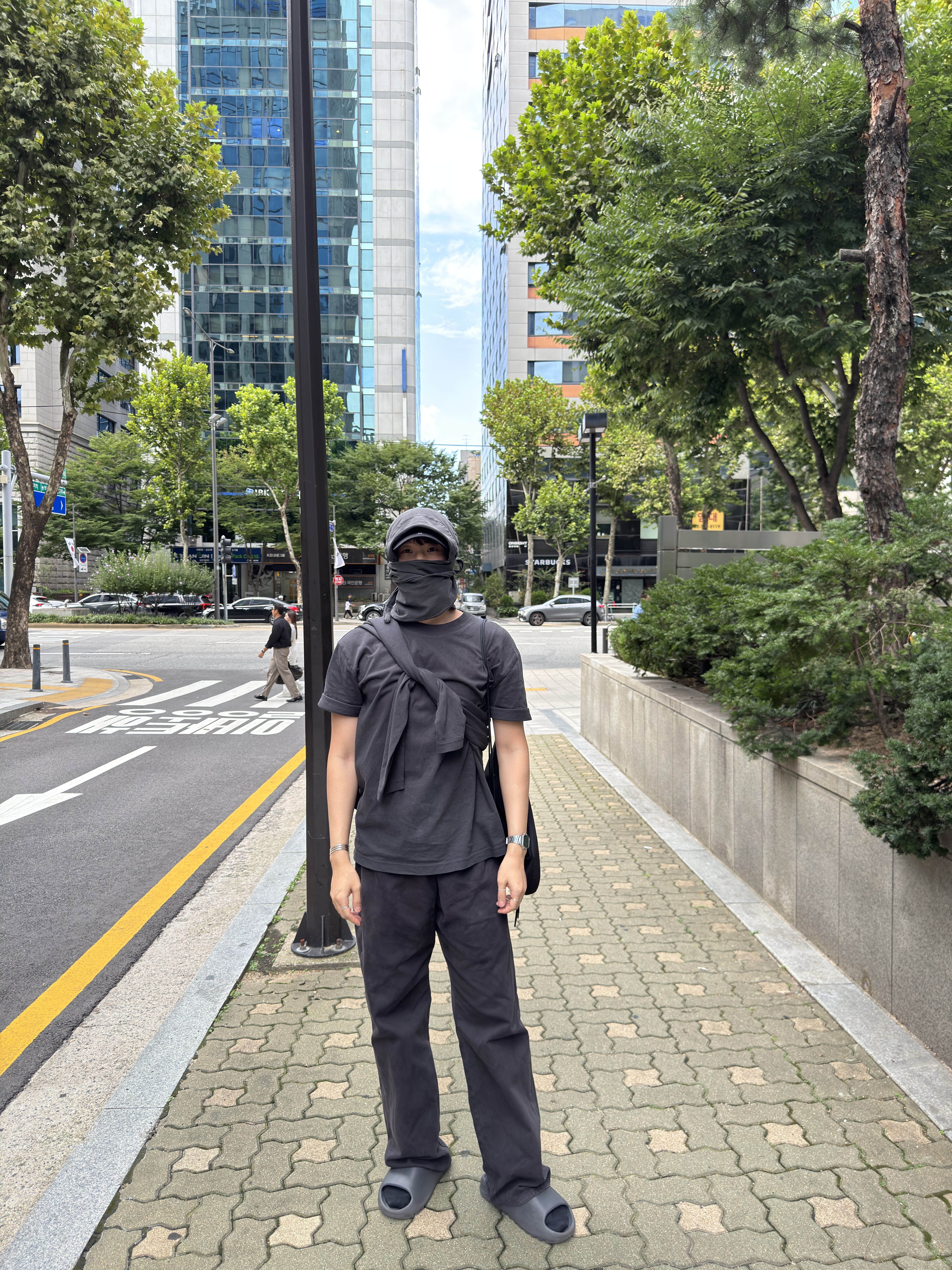 Yeezy Gap Engineered By Balenciaga Logo Cap Black, Yeezy Gap Engineered By Balenciaga Sateen Cargo Pants Black 착용 스타일