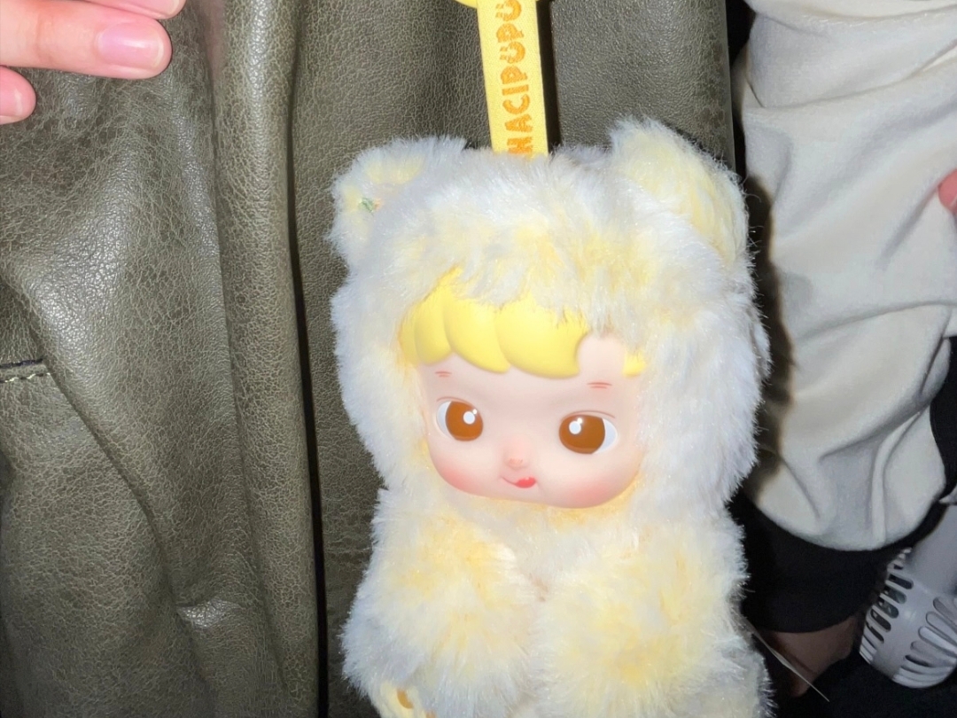 Pop Mart Hacipupu Gummy Bear Series Vinyl Plush Pendant (1 Blind Box) 착용 스타일