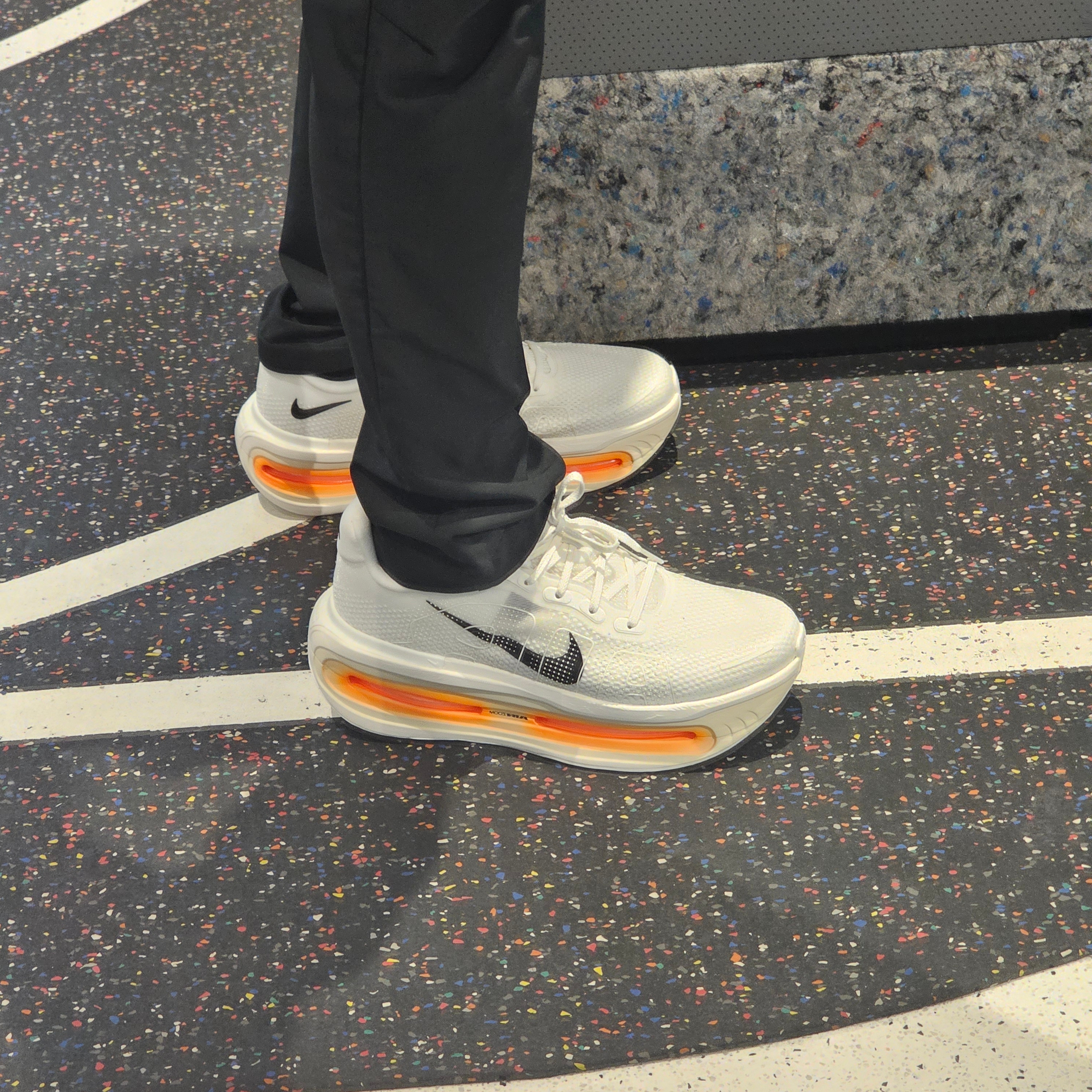 Nike Vomero Premium Sail Coconut Milk 착용 스타일 - 1