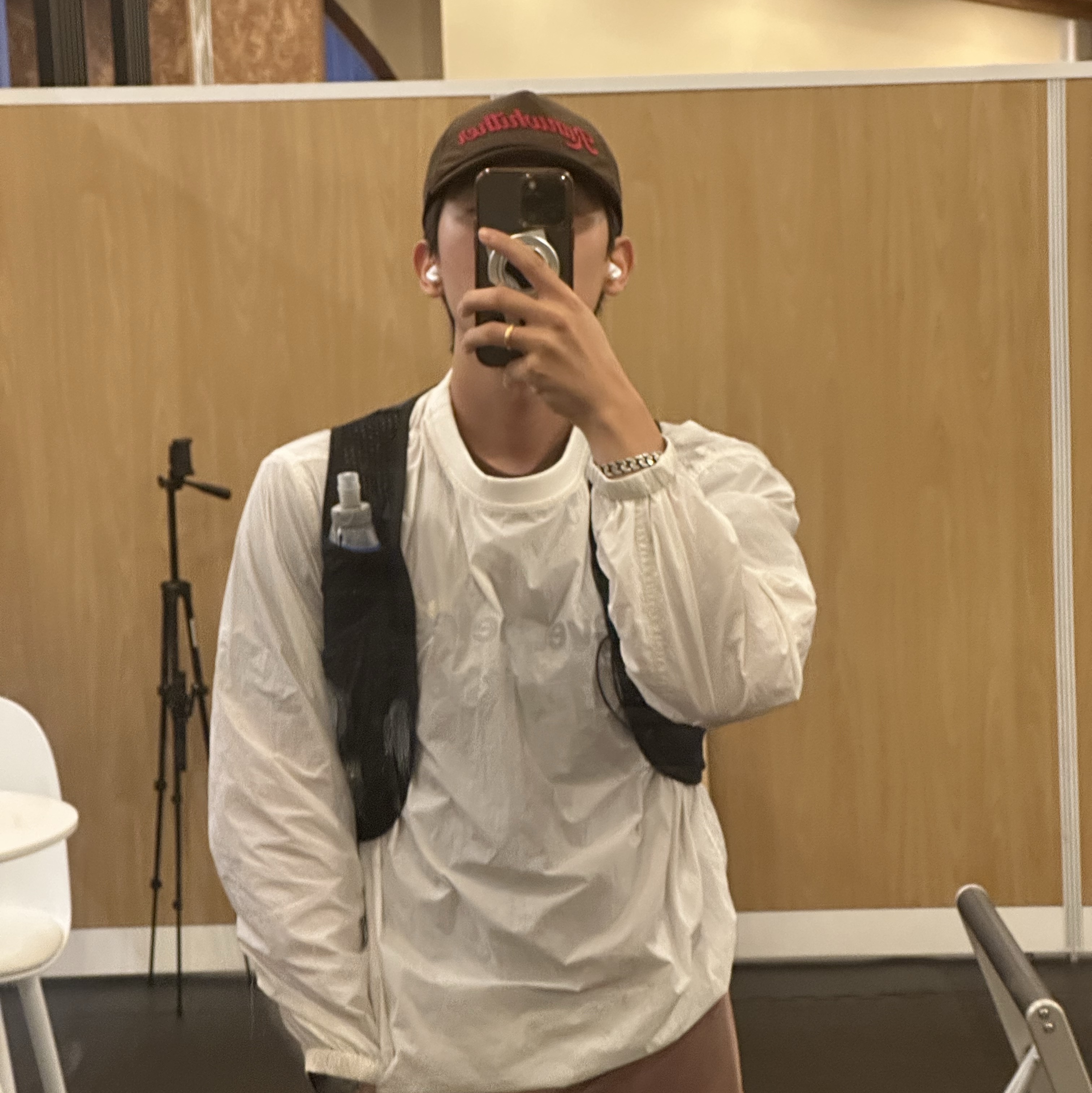 [KREAM 단독] runwhither Trucker Cap Brown, Salomon Active Skin 8 Set Black Metal 착용 스타일
