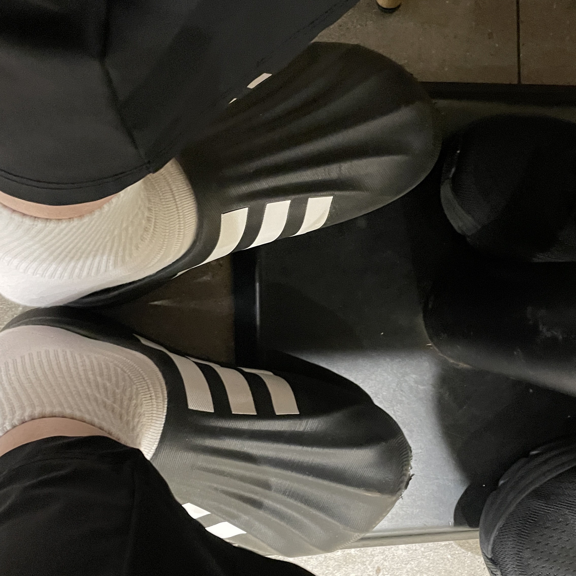 Adidas Adifom Superstar Mule Core Black 착용 스타일