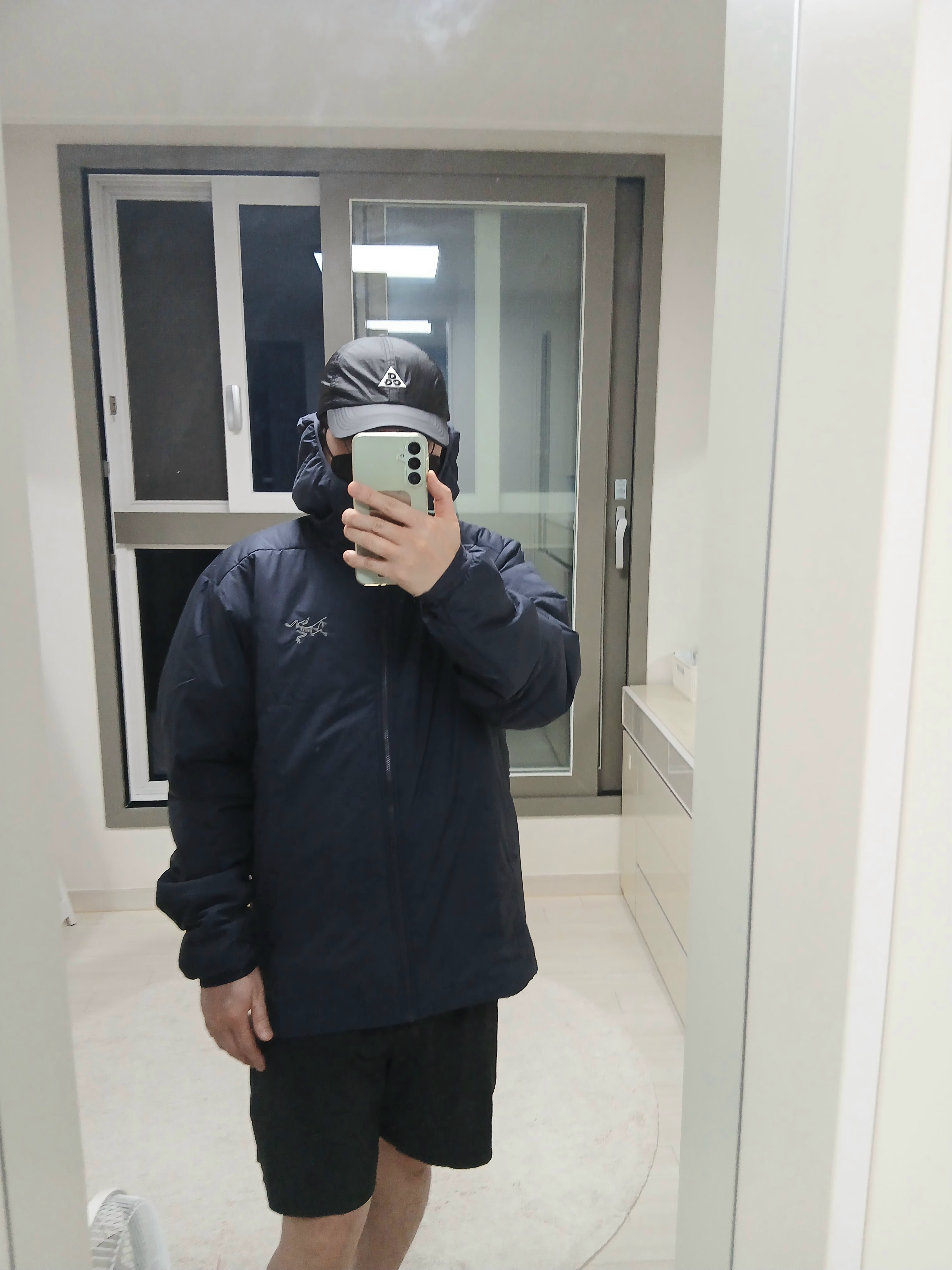 Nike ACG Trail Cap Black, Arc'teryx Atom SV Hoody Black Sapphire 착용 스타일 - 9