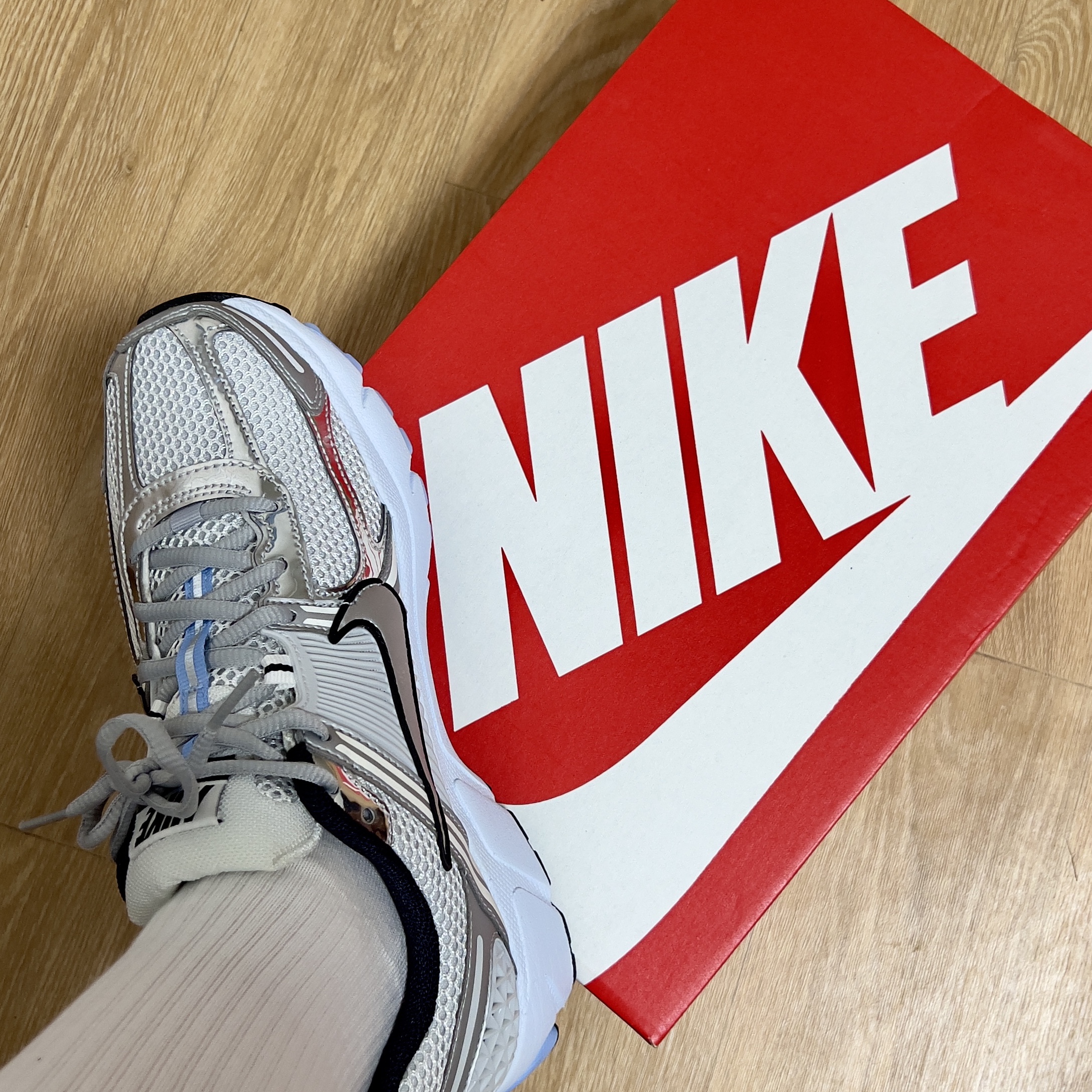 (W) Nike Zoom Vomero 5 White Metallic Silver 착용 스타일 - 3