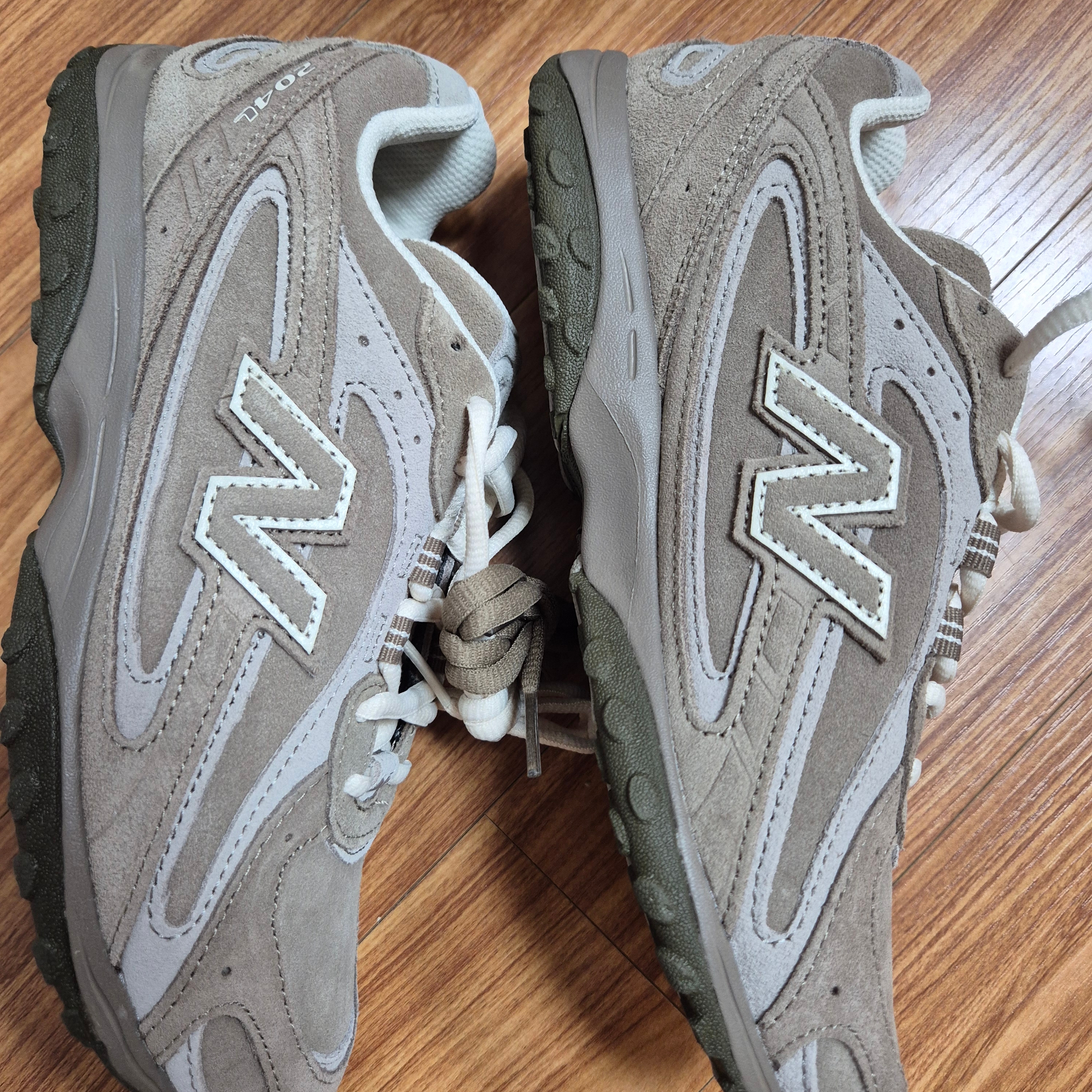 New Balance 204L Suede Mushroom Arid Stone 착용 스타일 - 4