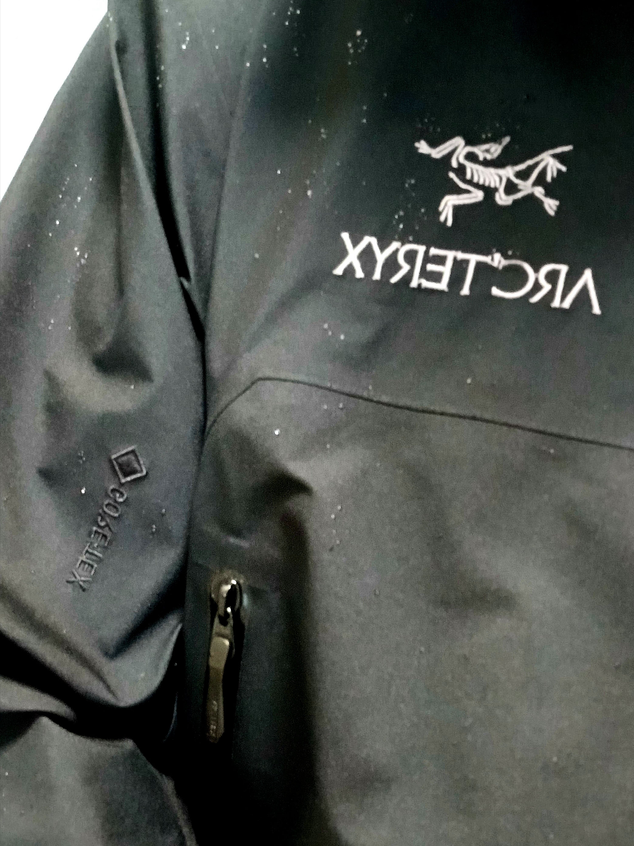 Arc'teryx Beta Jacket Black, (W) Lululemon Soft Embroidered Baller Hat Black 착용 스타일 - 2