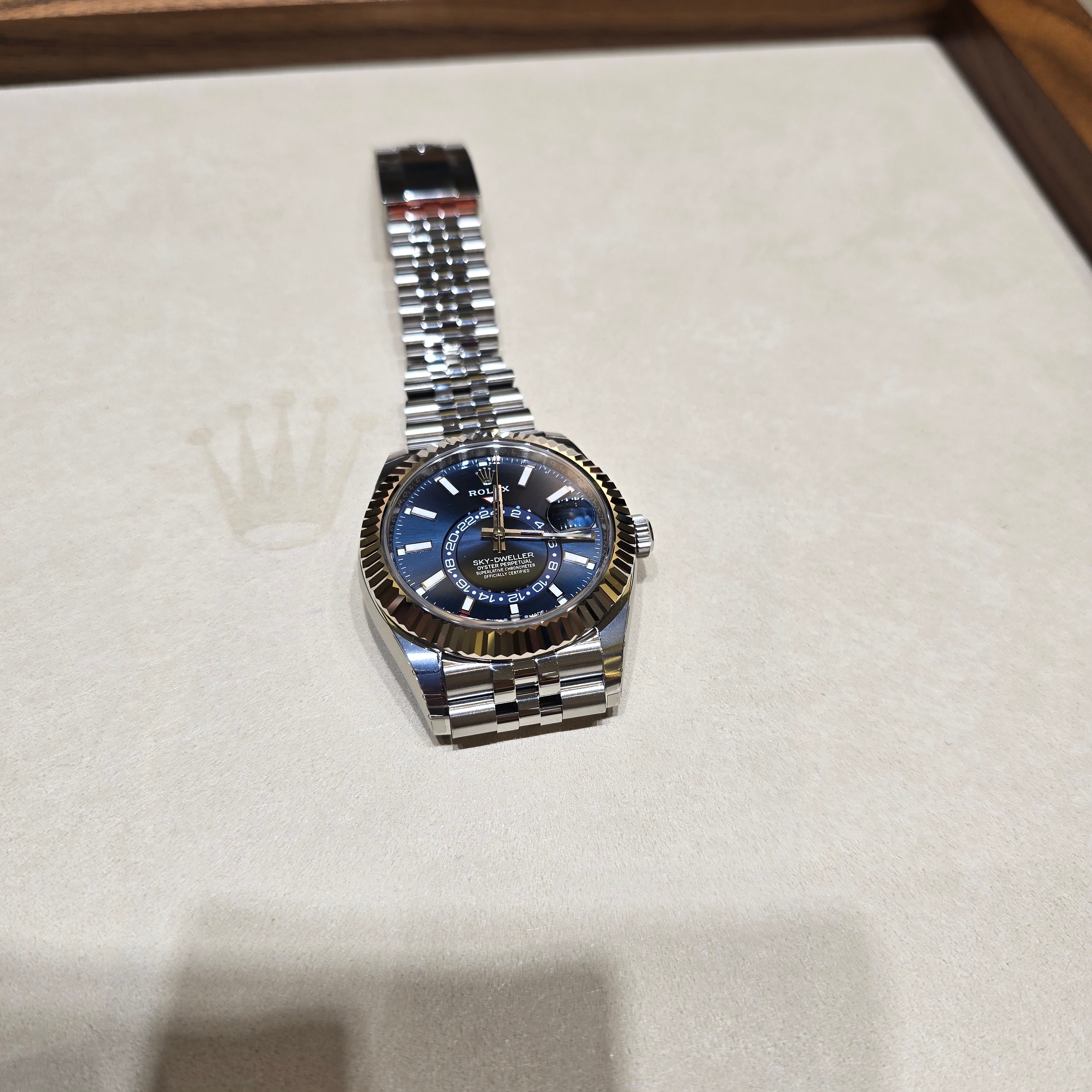Rolex Sky-Dweller 42mm 336934 Bright Blue Jubilee 착용 스타일