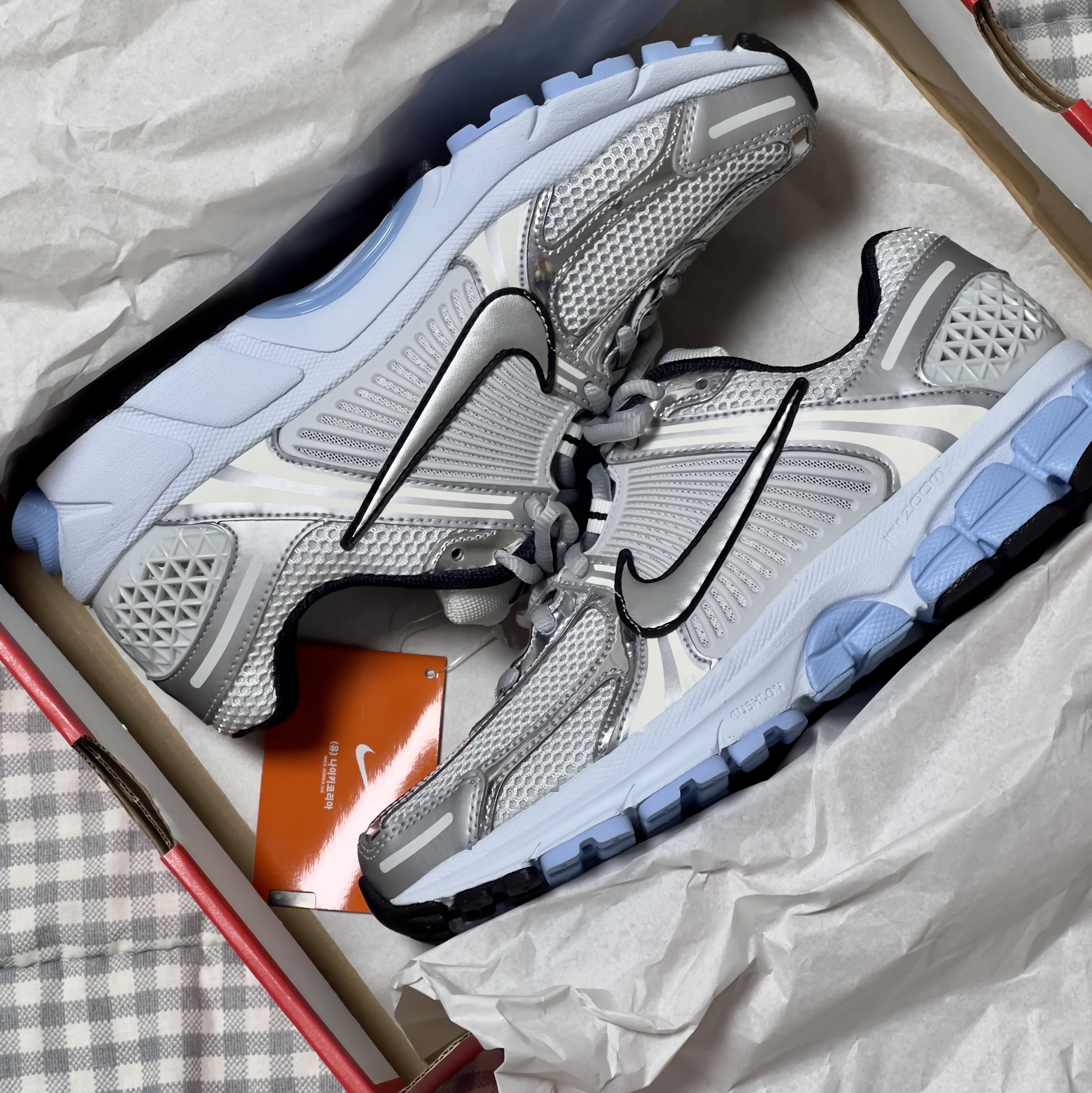 (W) Nike Zoom Vomero 5 White Metallic Silver 착용 스타일 - 1