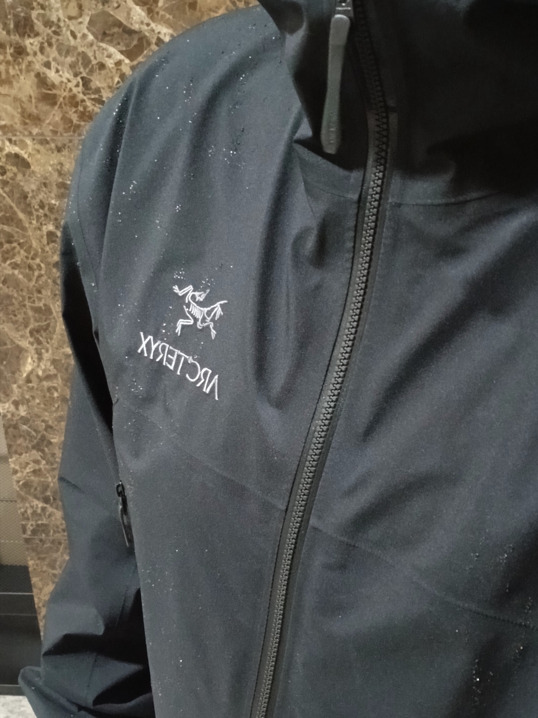 Arc'teryx Beta Jacket Black, (W) Lululemon Soft Embroidered Baller Hat Black 착용 스타일 - 6
