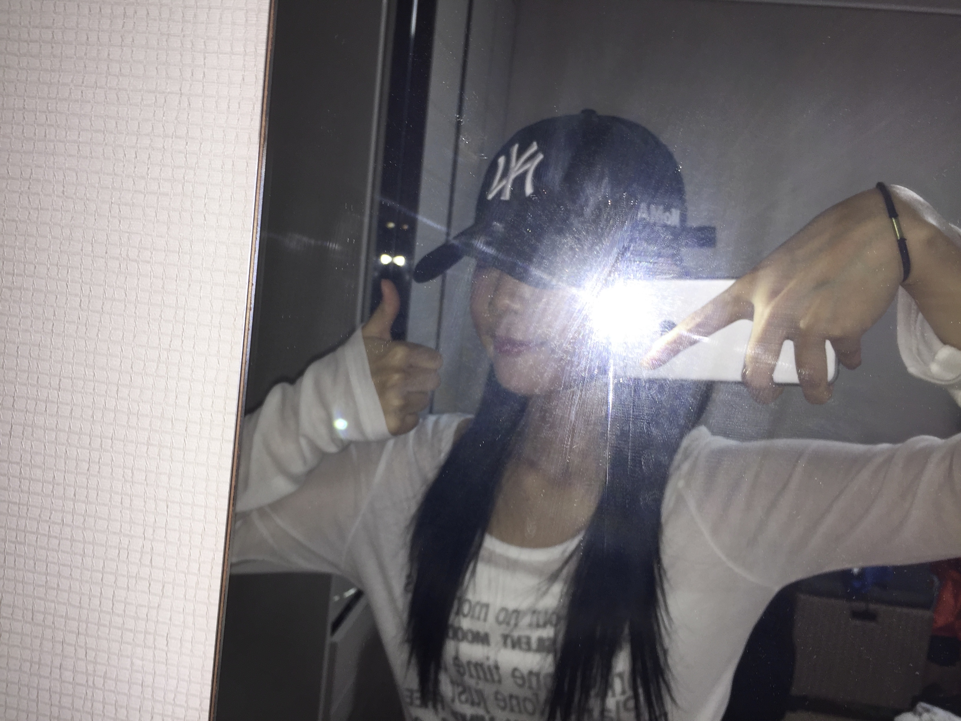 New Era x MoMA New York Yankees Cap Black 착용 스타일 - 1