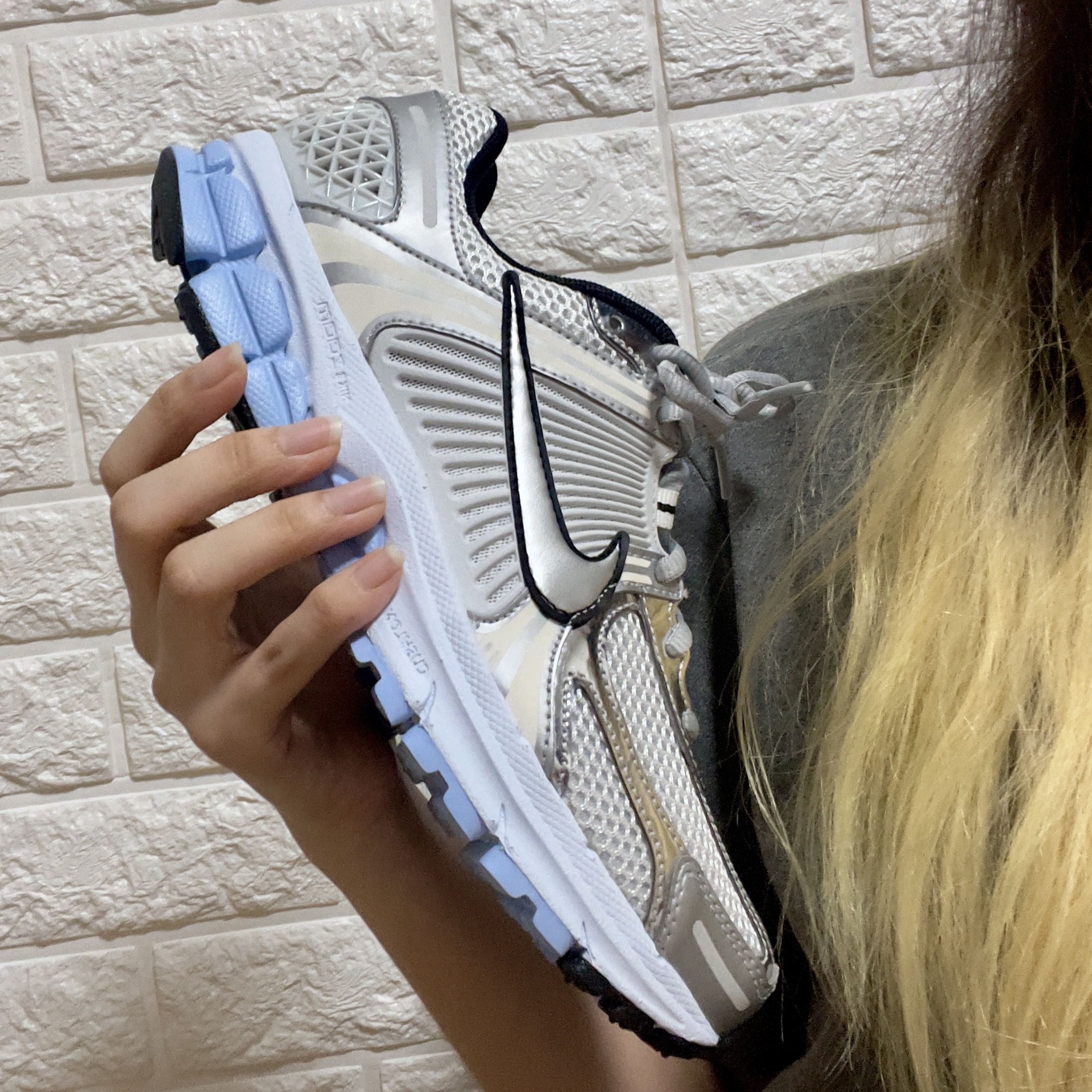 (W) Nike Zoom Vomero 5 White Metallic Silver 착용 스타일 - 4