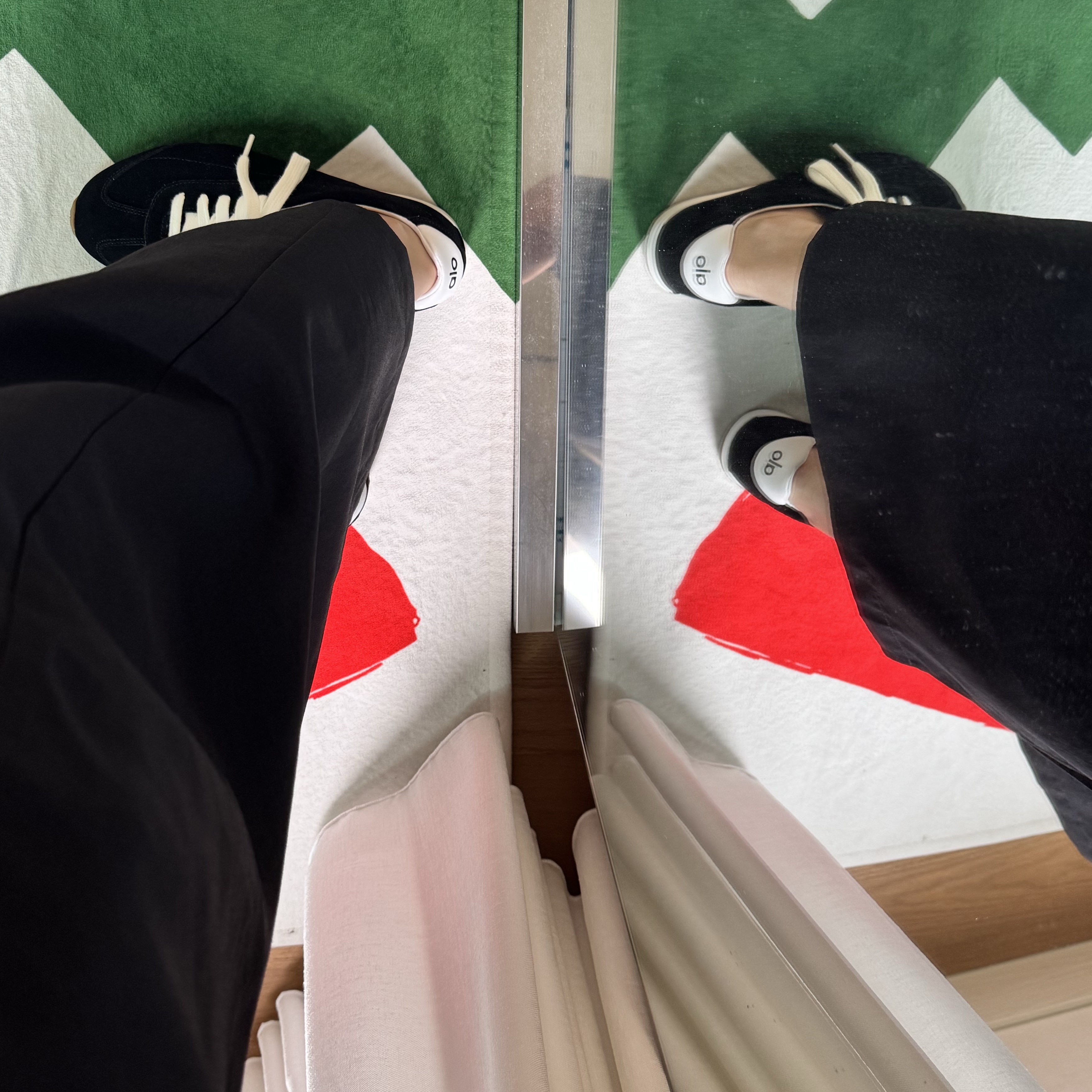 (W) Alo Yoga Sunset Sneaker Black 착용 스타일 - 1