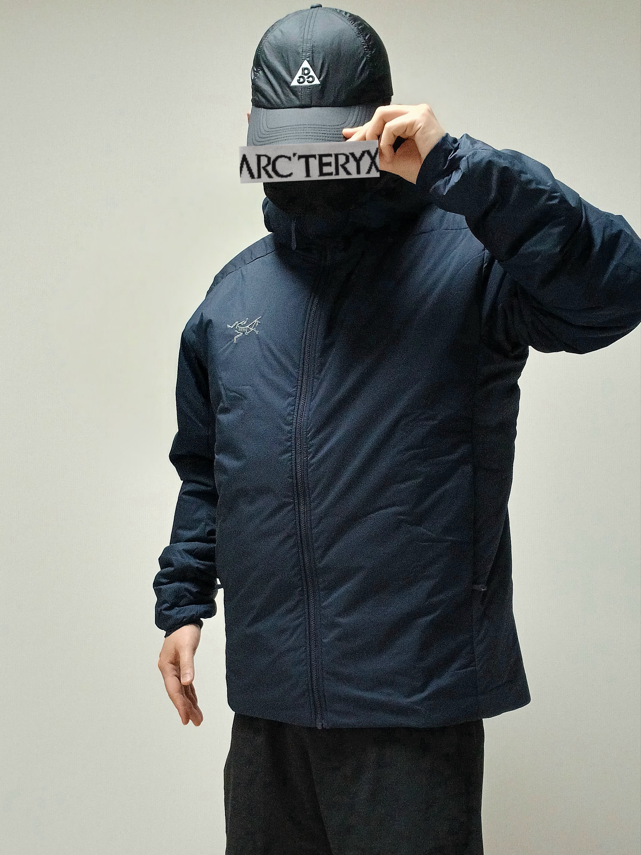 Nike ACG Trail Cap Black, Arc'teryx Atom SV Hoody Black Sapphire 착용 스타일 - 2