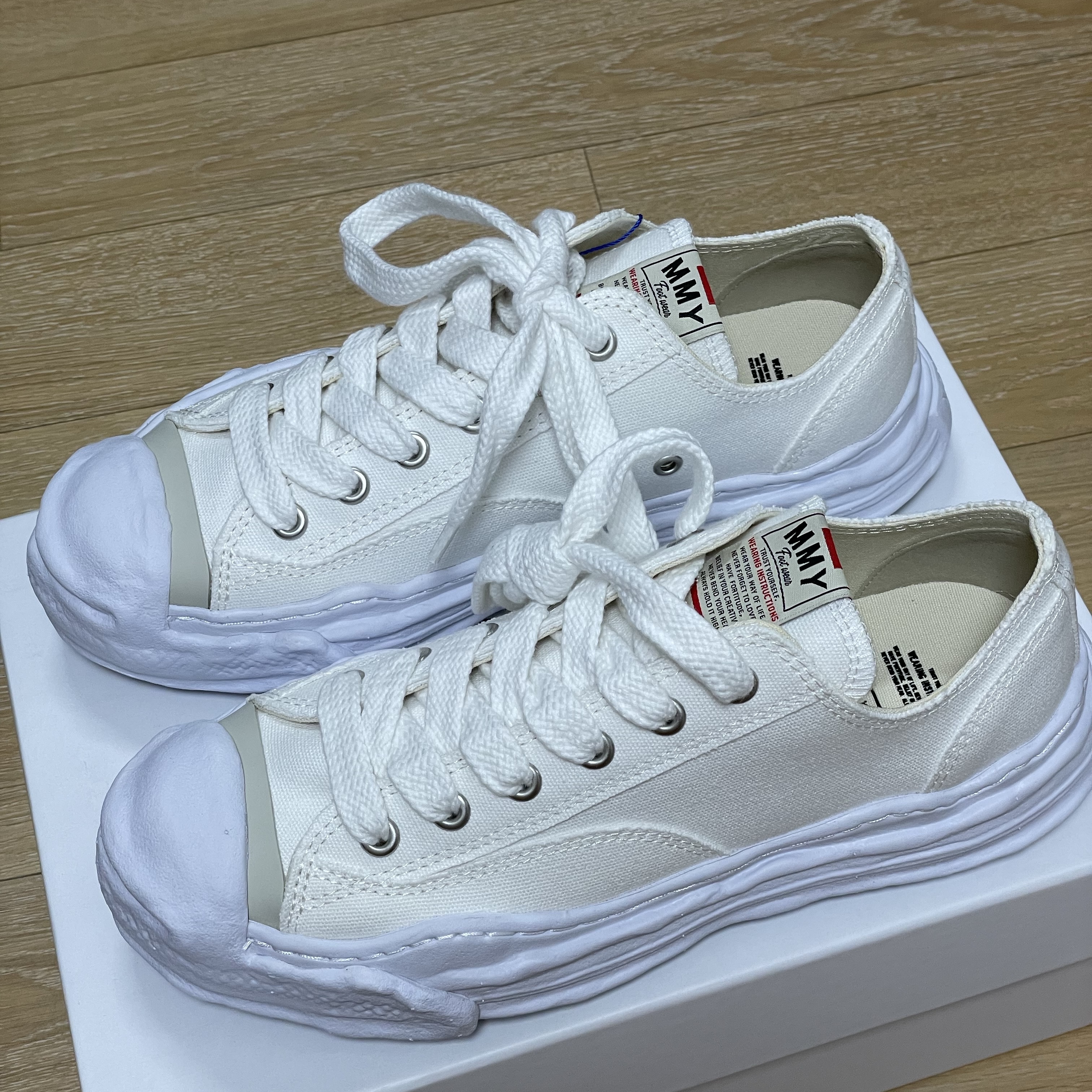 Maison Mihara Yasuhiro Hank OG Sole Canvas Low-top Sneakers White 착용 스타일