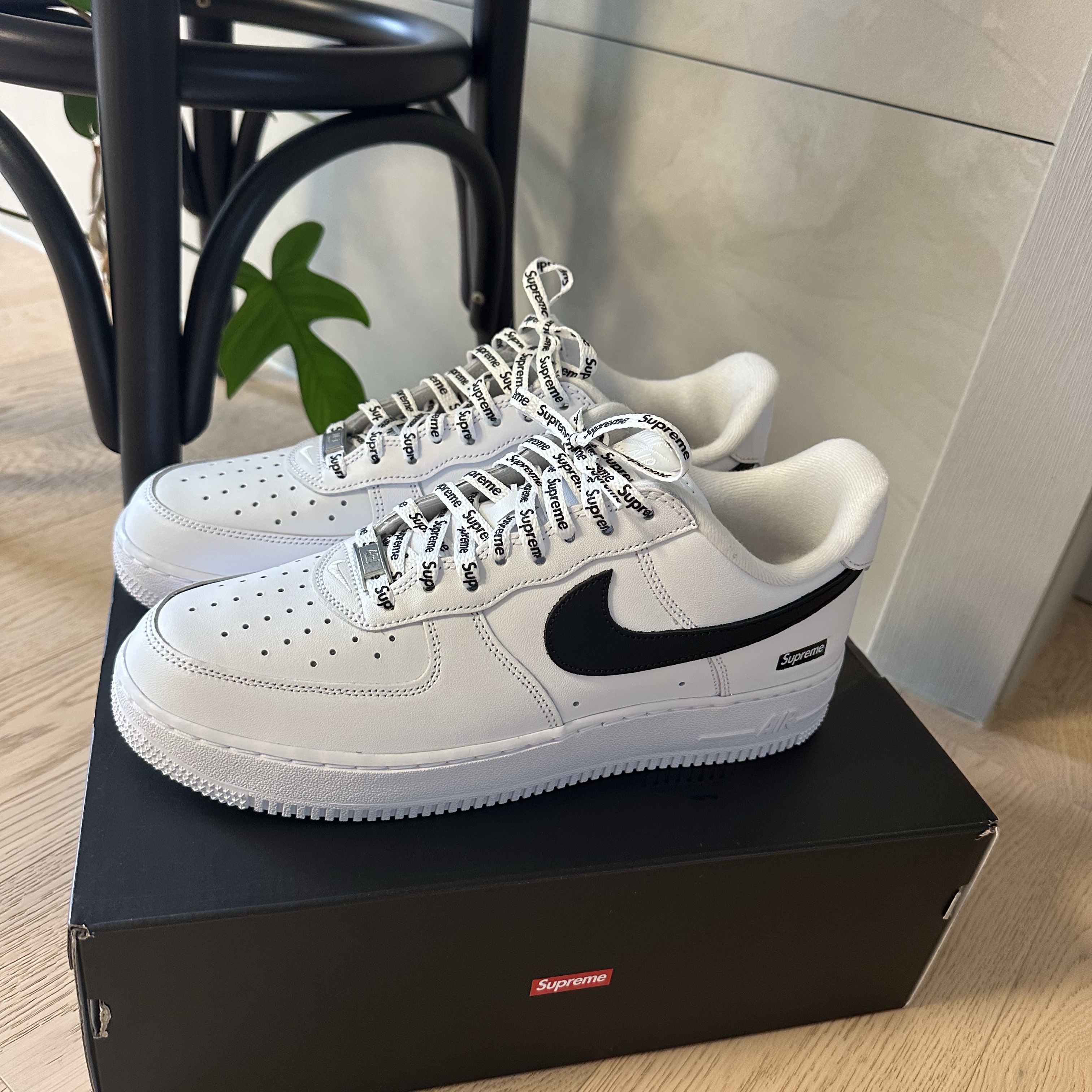 Nike x Supreme Air Force 1 Low White 착용 스타일