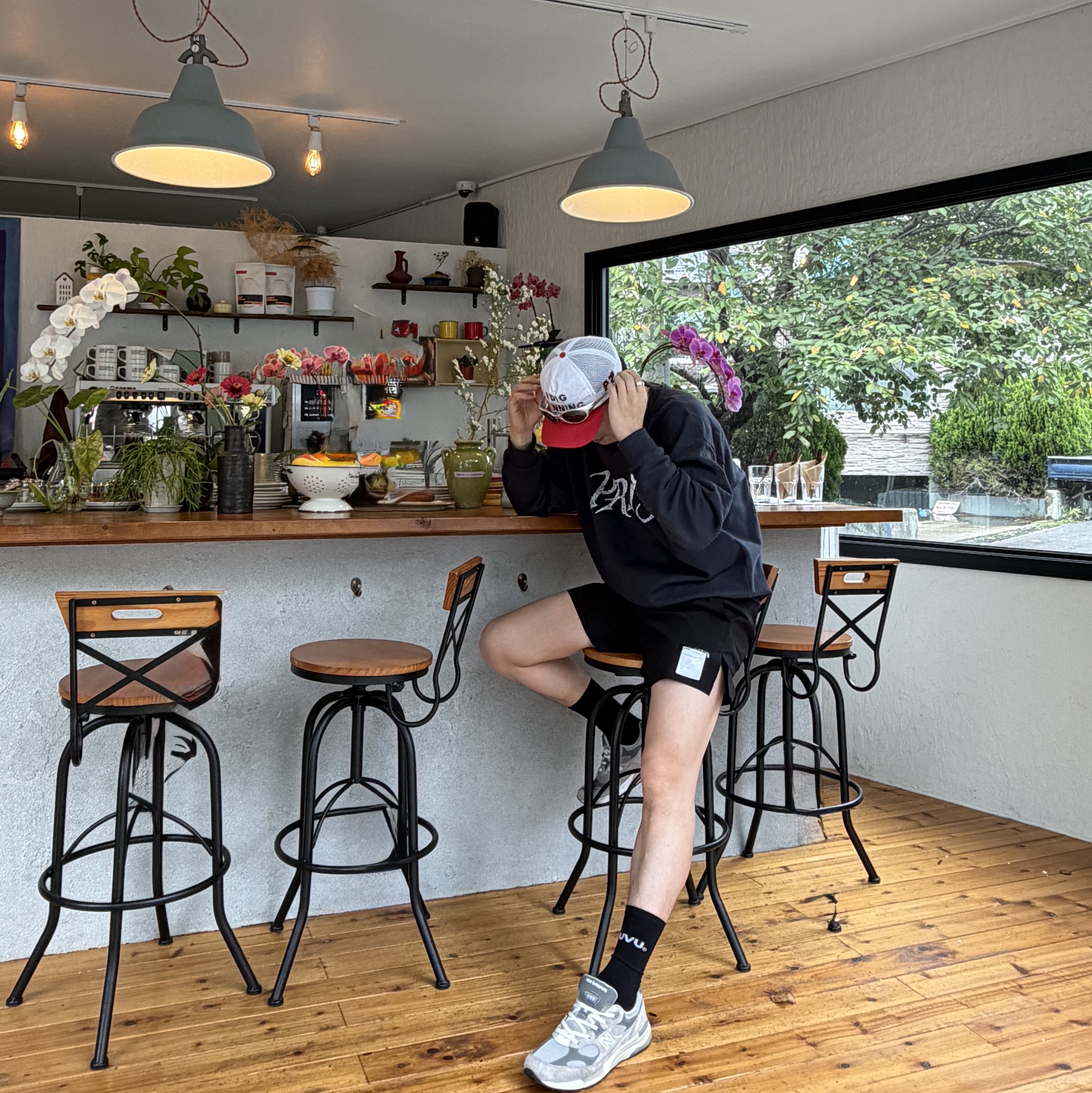 Alex Zono I Dig Running Rainbow Trucker Hat White Red, Oakley Eye Jacket Redux Silver Frame Prizm Black Polarized Lenses High Bridge Fit 착용 스타일