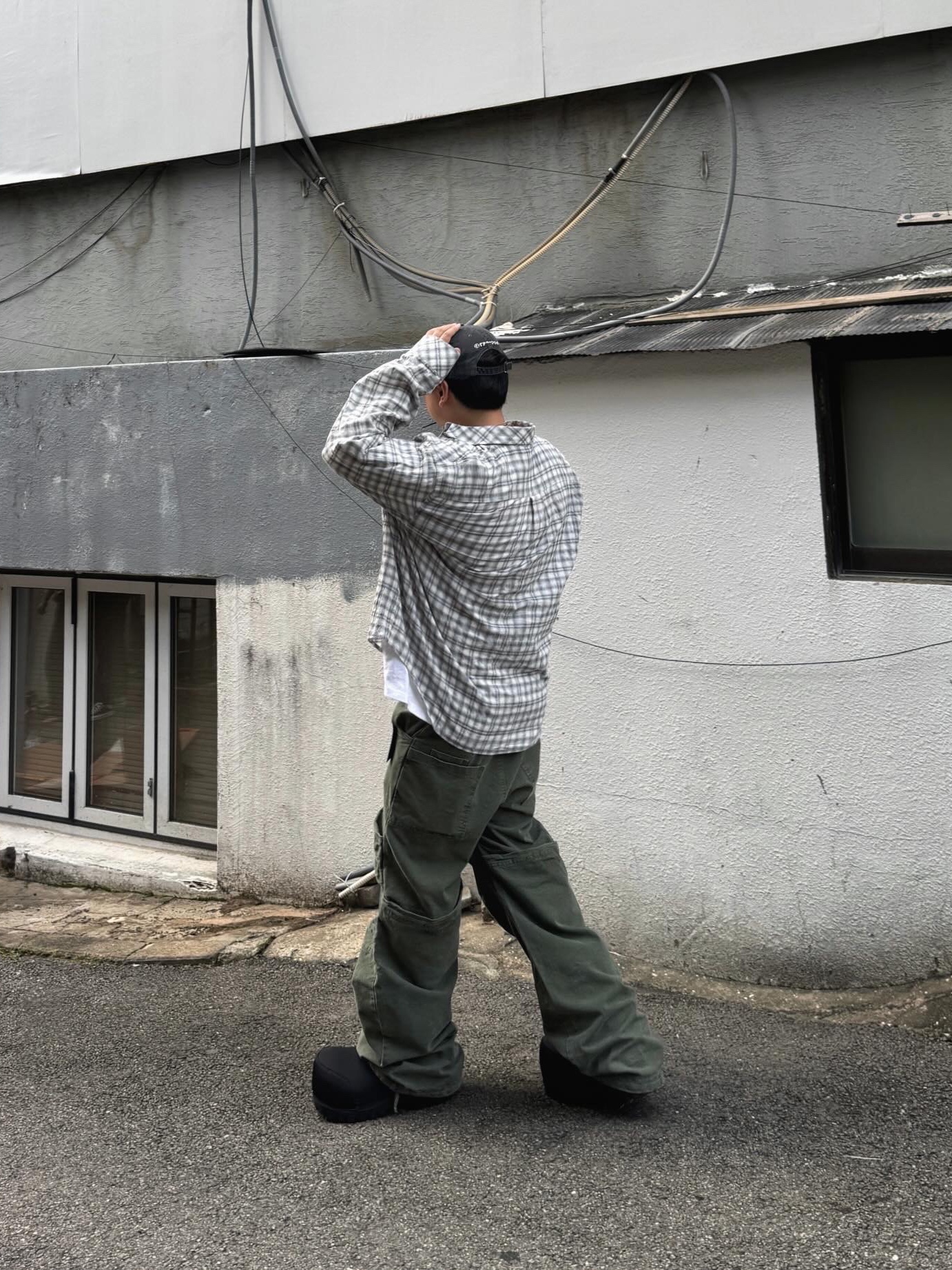 ROARINGRAD Washed Flip Knee Pants Khaki 착용 스타일