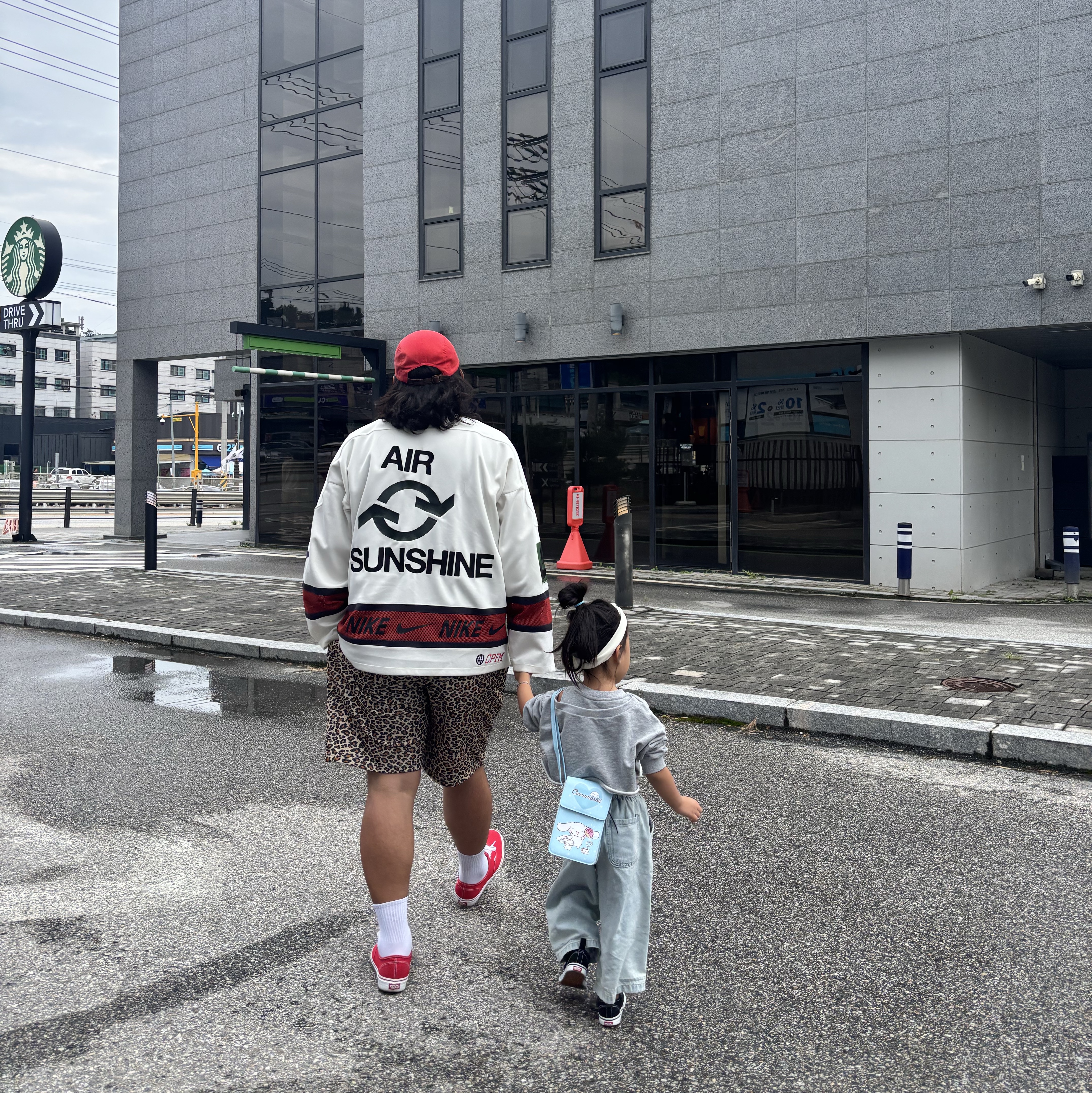 Stussy Basic Mesh Shorts Leopard, Nike x Cactus Plant Flea Market Hockey Jersey White 착용 스타일 - 1