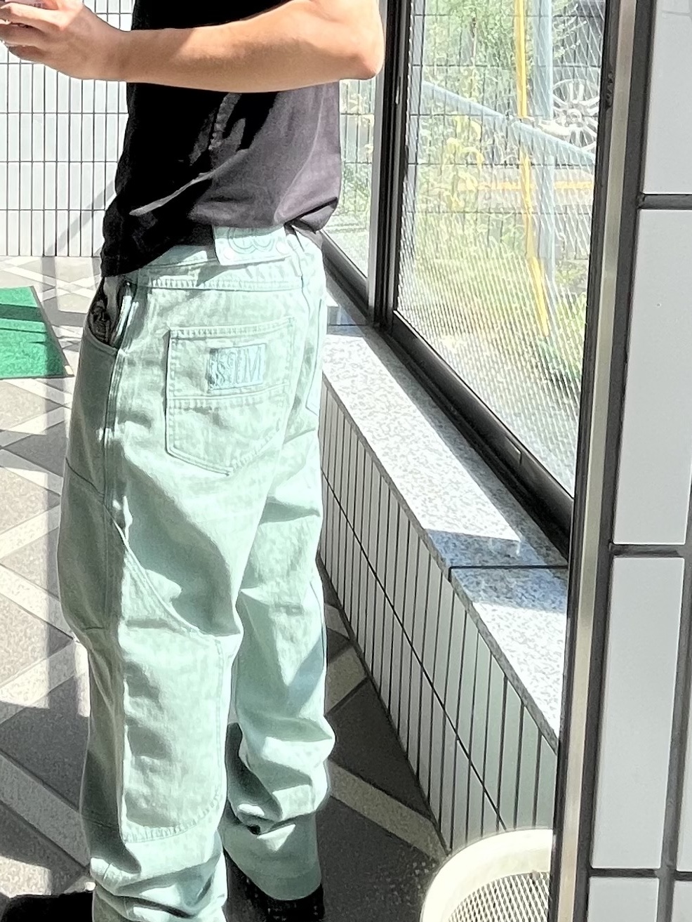 (W) Nike Shox R4 Black, Plasticproduct MPa Calf Pocket Pants Emerald 착용 스타일 - 3