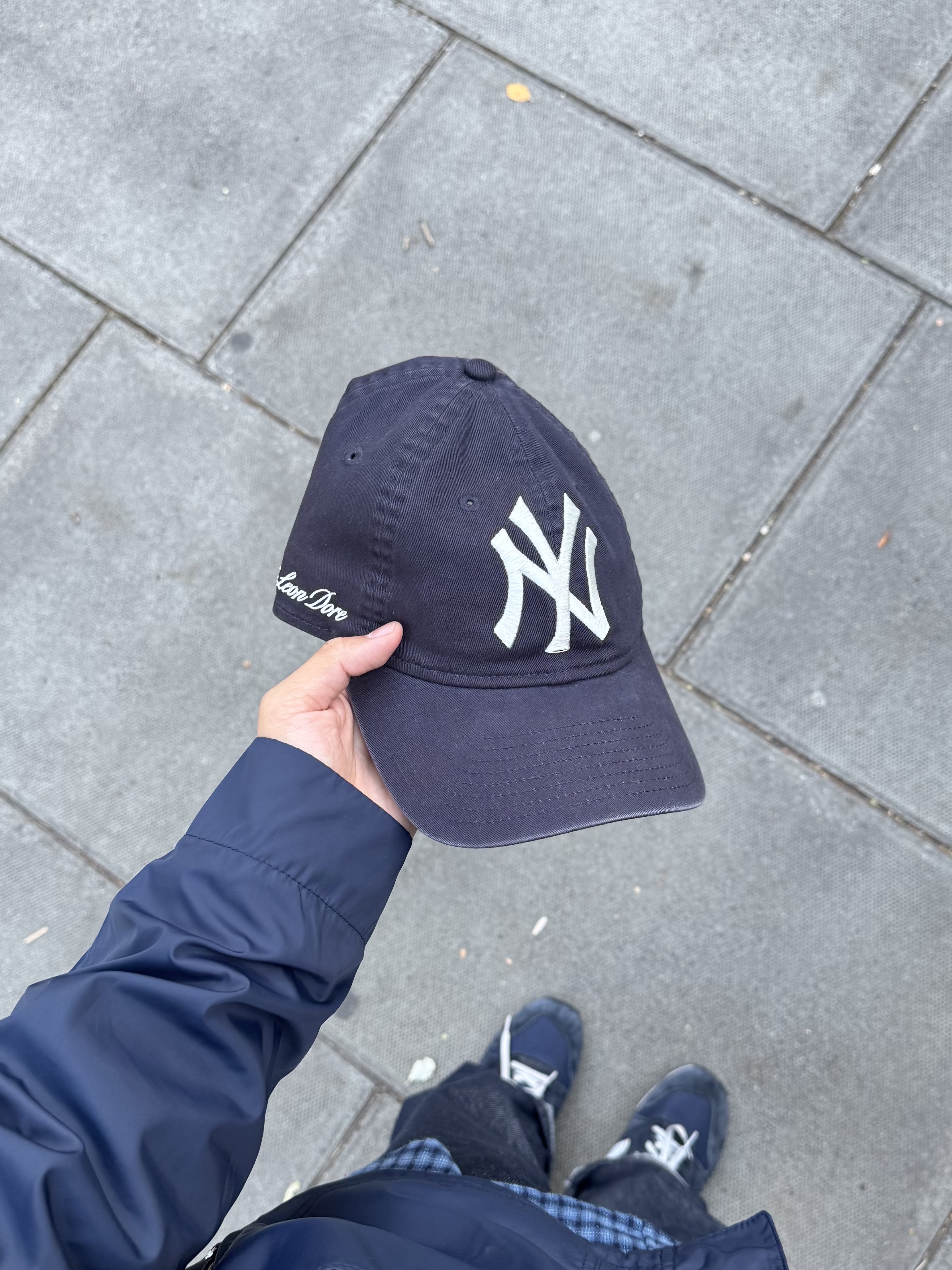 Aime Leon Dore x New Era Yankees Big Logo Ballpark Hat Navy 착용 스타일 - 2