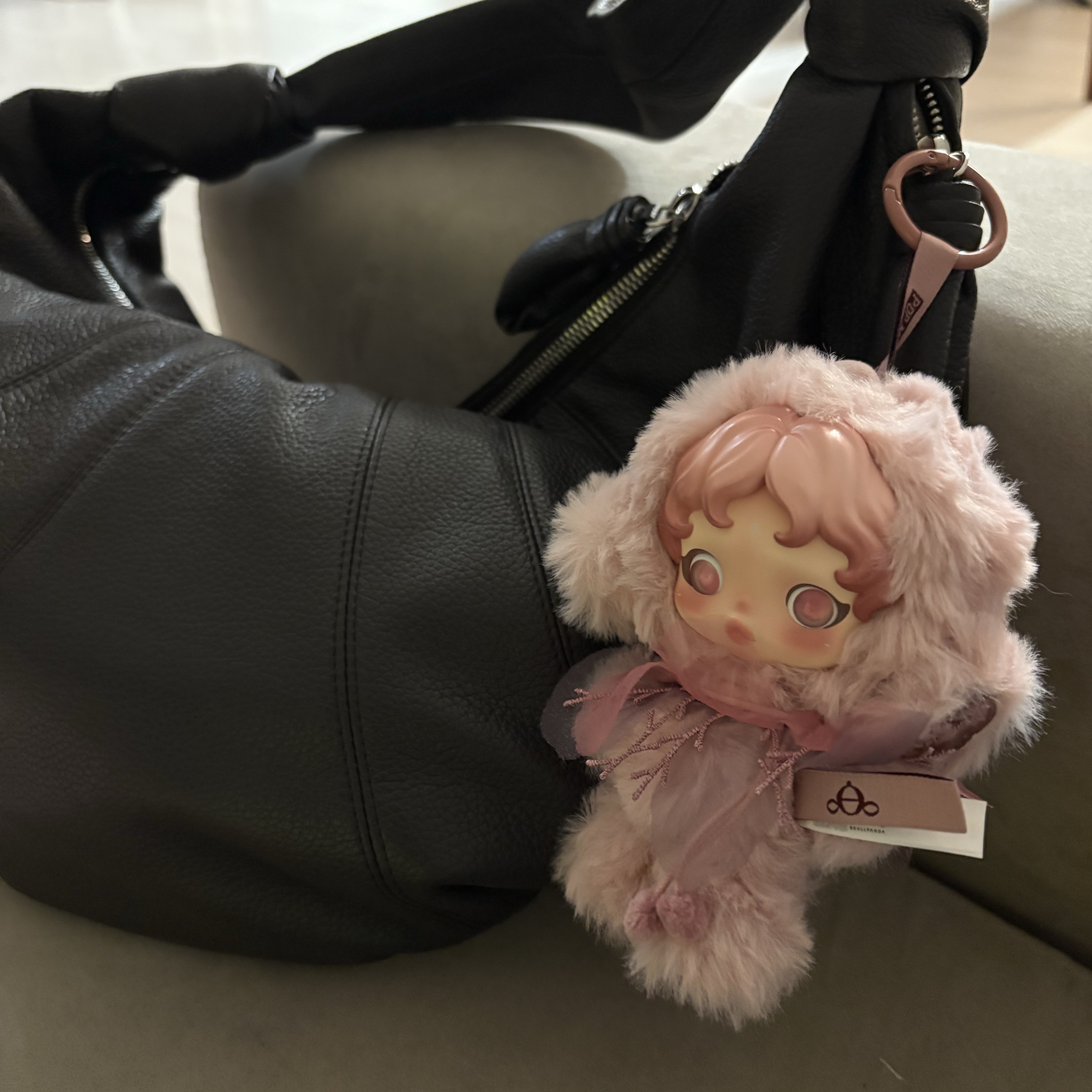 Pop Mart Skullpanda L’Impressionnisme Series Plush Doll Windflower (Opened Case), Lemaire Fortune Croissant Bag Soft Grained Leather Dark Chocolate 착용 스타일