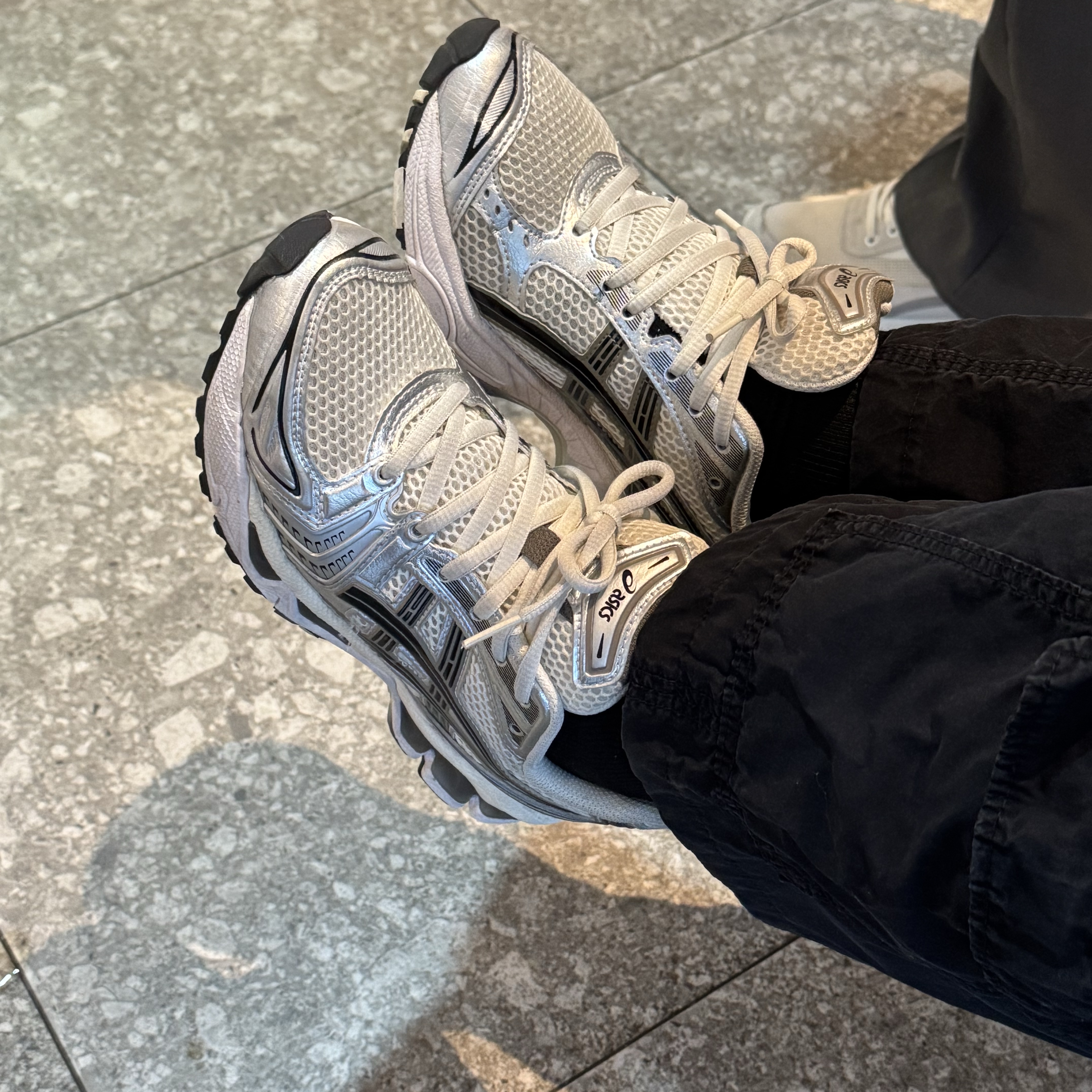 Asics Gel-Kayano 14 White Graphite Grey 착용 스타일