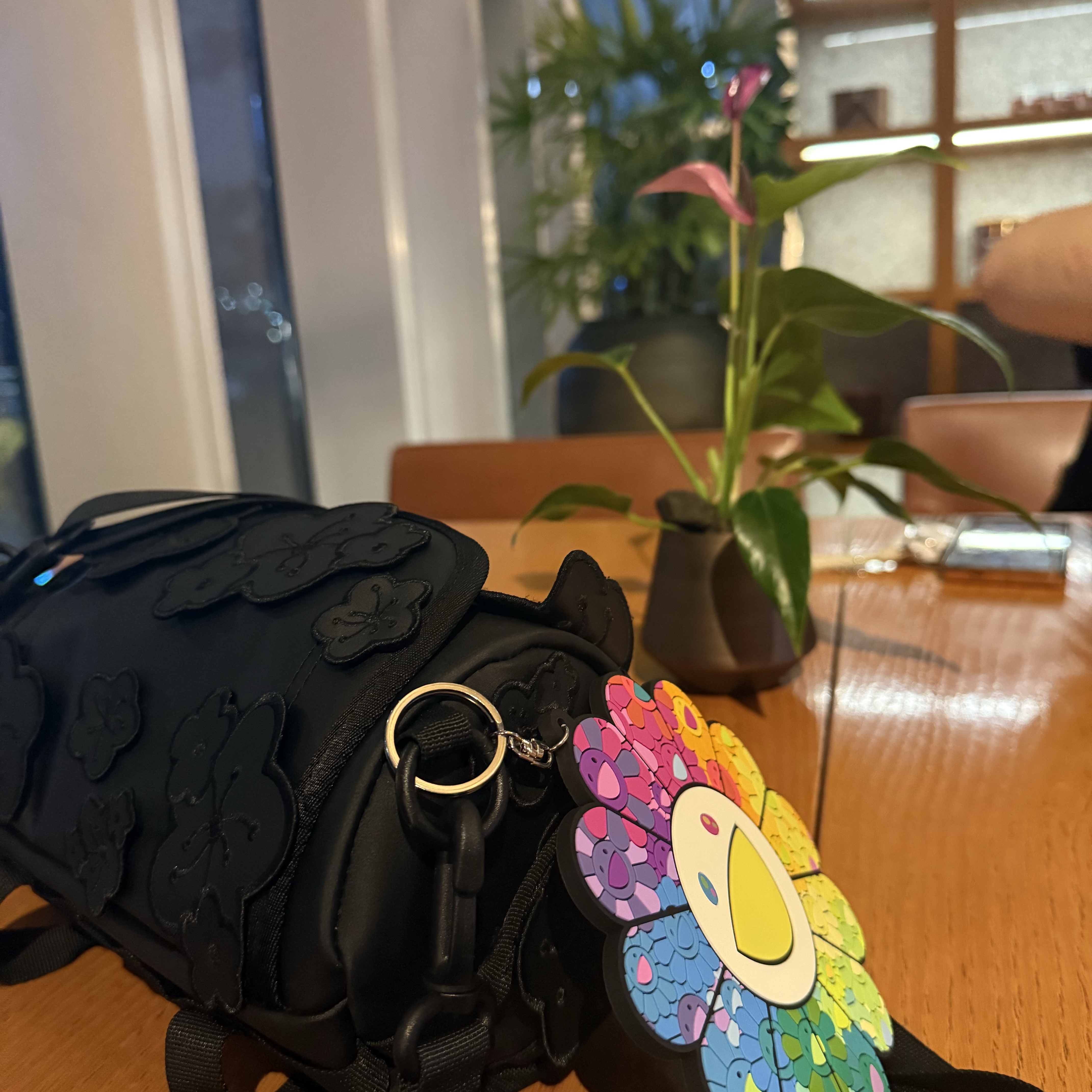 Kaikai Kiki Flower Rubber Keyring Over The Rainbow 착용 스타일