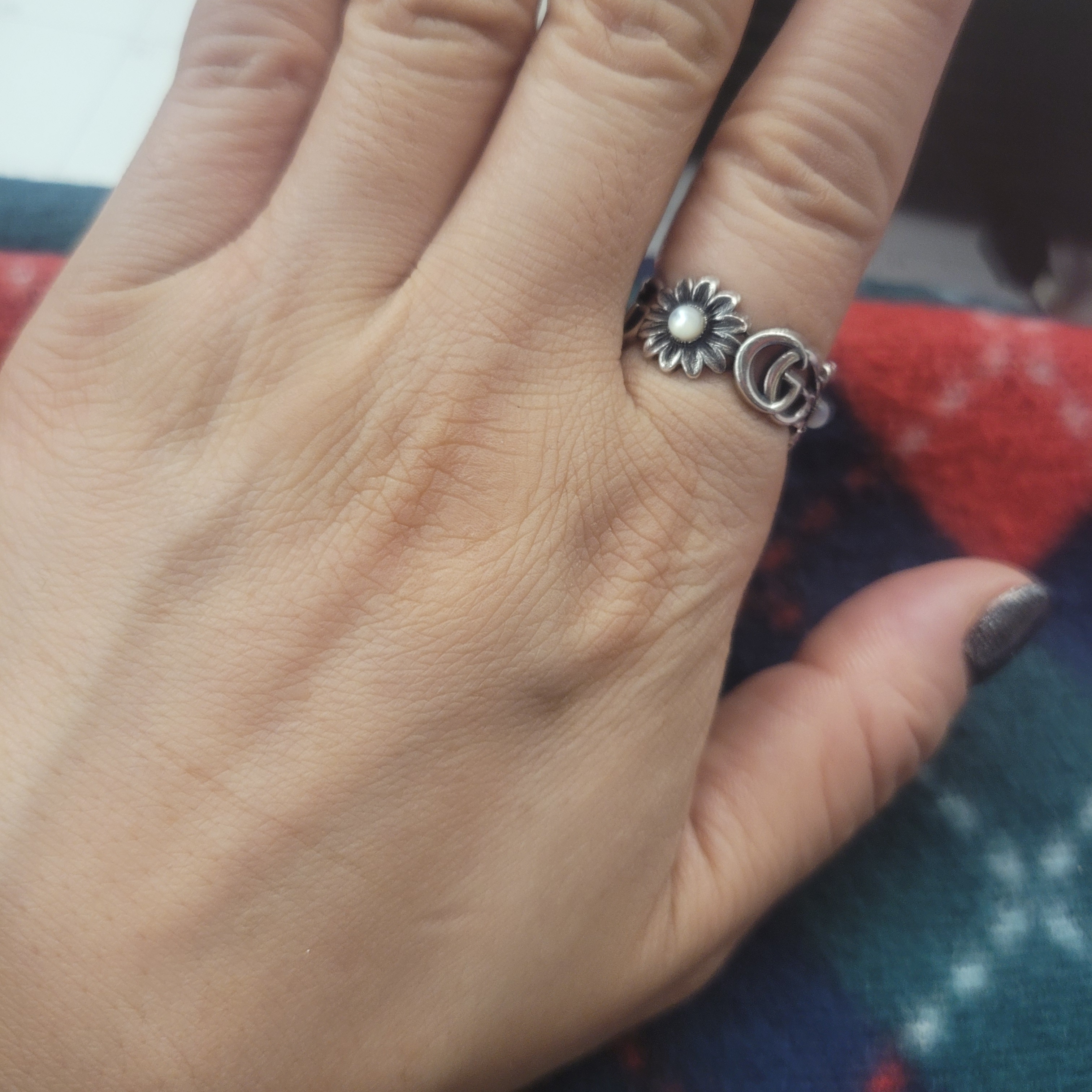 Gucci Double G Mother Of Pearl Ring Silver Aged Finish 착용 스타일